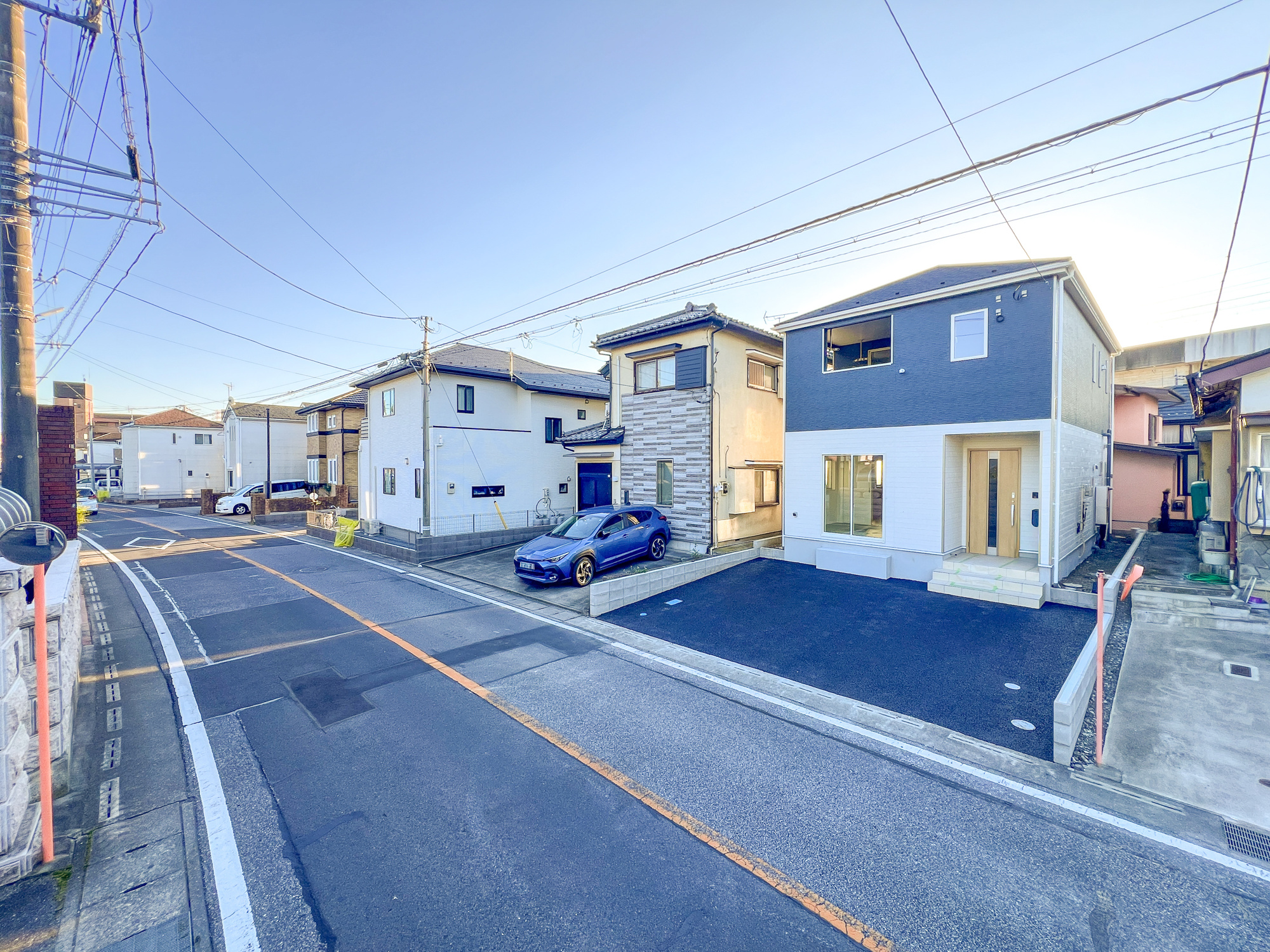 宇都宮市簗瀬３丁目の新築一戸建の前面道路含む現地写真|低層の一戸建てを中心とした街並みが整然と続き、周辺は高い建物が建っていないので、採光や開放性に恵まれ、空が広く緑の多い閑静な趣を感じる環境です。

