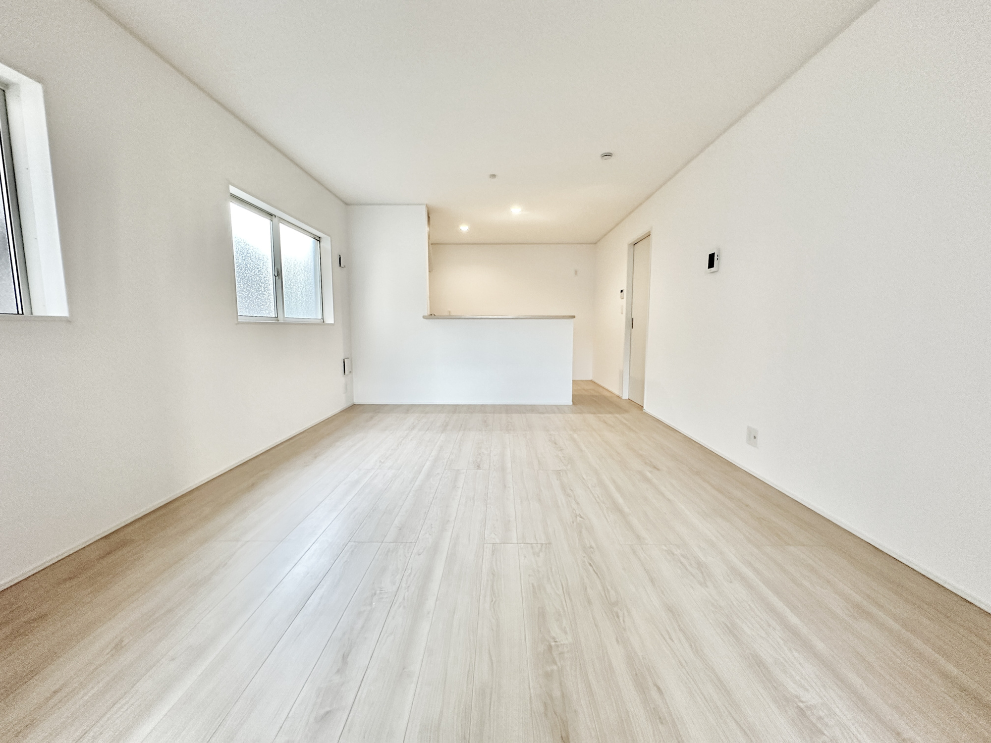 宇都宮市簗瀬３丁目の新築一戸建の外観：施工例|【同社施工例】外壁が周囲の街並みと青空に生えるお洒落な仕上がり！周囲には高い建物のないエリア。青い空が大きく感じますね。