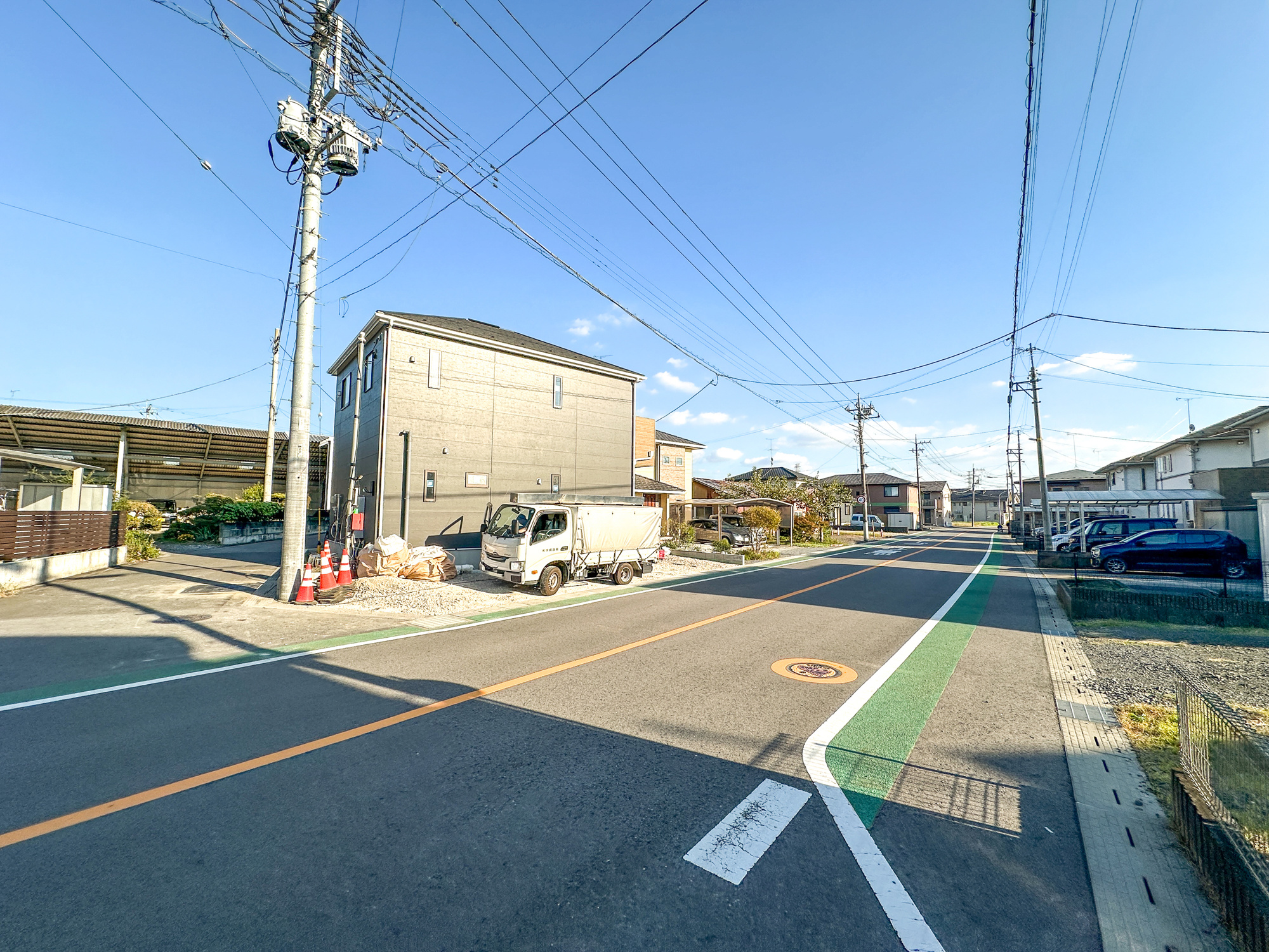 塩谷郡高根沢町宝積寺２丁目の新築一戸建の前面道路含む現地写真|閑静な住宅地で子育て家族にピッタリ。毎日のお散歩も快適な緑に恵まれたエリアで、自然に包まれた穏やかな暮らしを実現するための、ゆとりある住環境が整っています。

