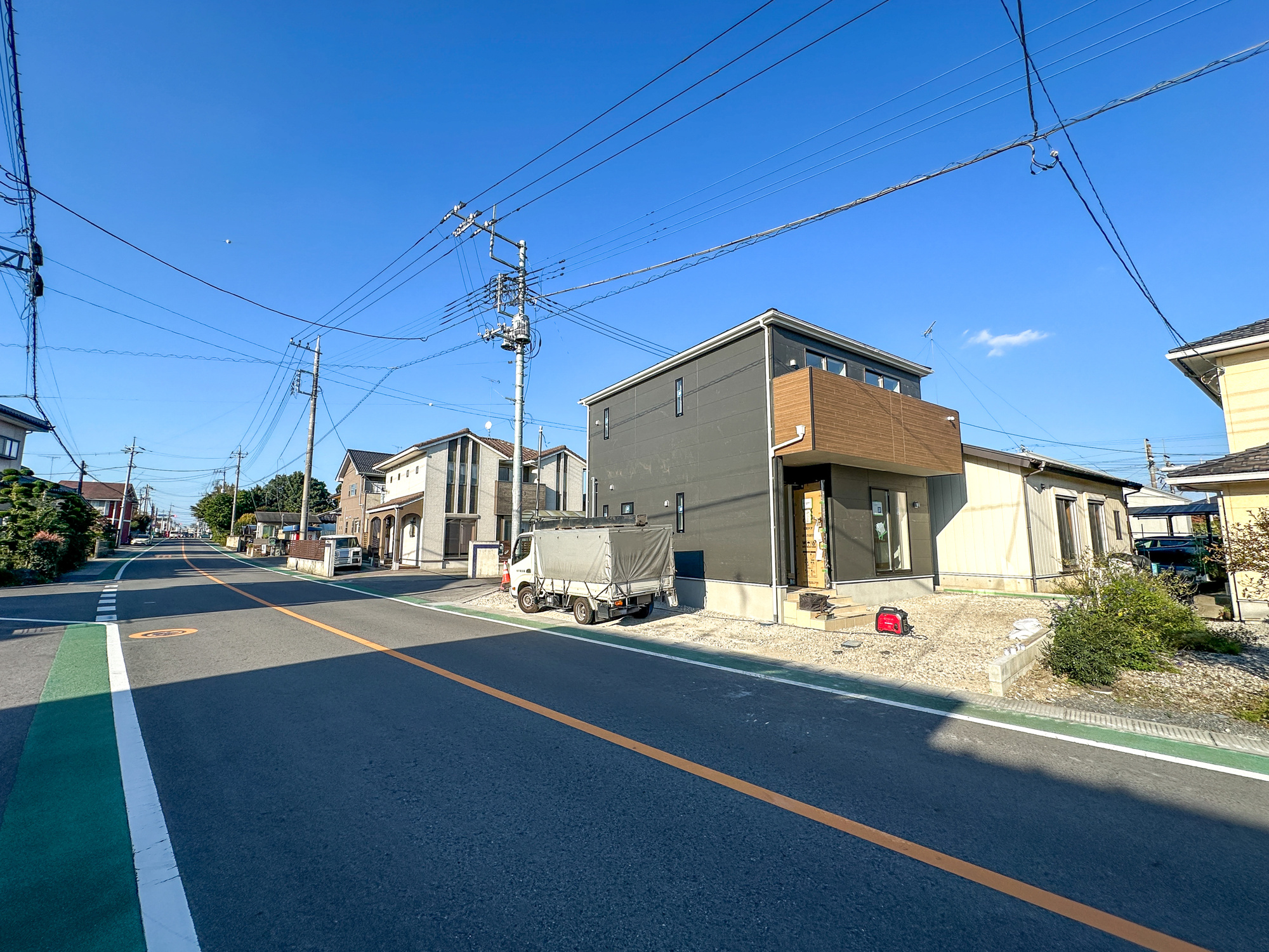 塩谷郡高根沢町宝積寺２丁目の新築一戸建の前面道路含む現地写真|低層の一戸建てを中心とした街並みが整然と続き、周辺は高い建物が建っていないので、採光や開放性に恵まれ、空が広く緑の多い閑静な趣を感じる環境です。

