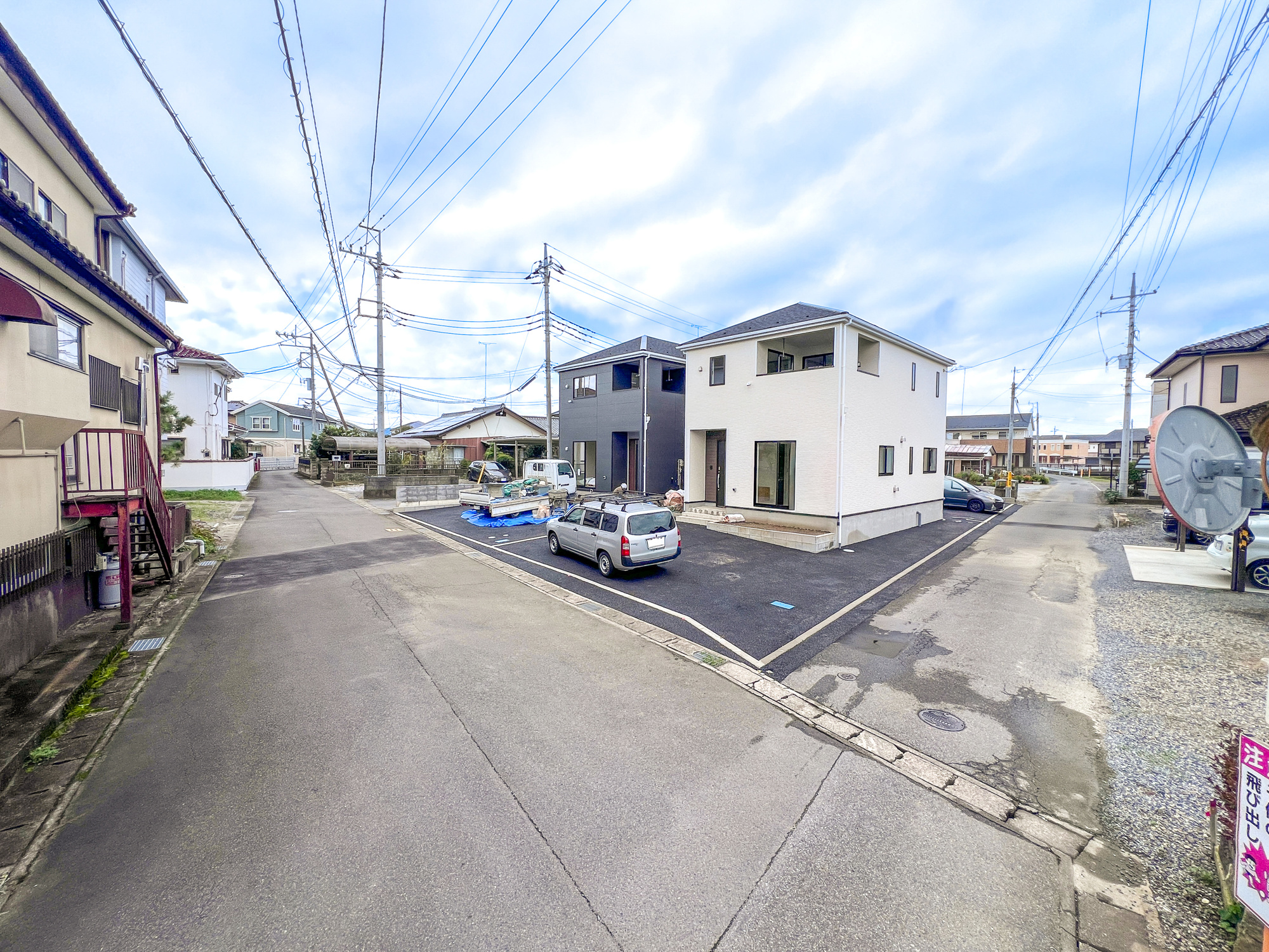 栃木市箱森町の新築一戸建の前面道路含む現地写真|閑静な住宅地で子育て家族にピッタリ。毎日のお散歩も快適な緑に恵まれたエリアで、自然に包まれた穏やかな暮らしを実現するための、ゆとりある住環境が整っています。

