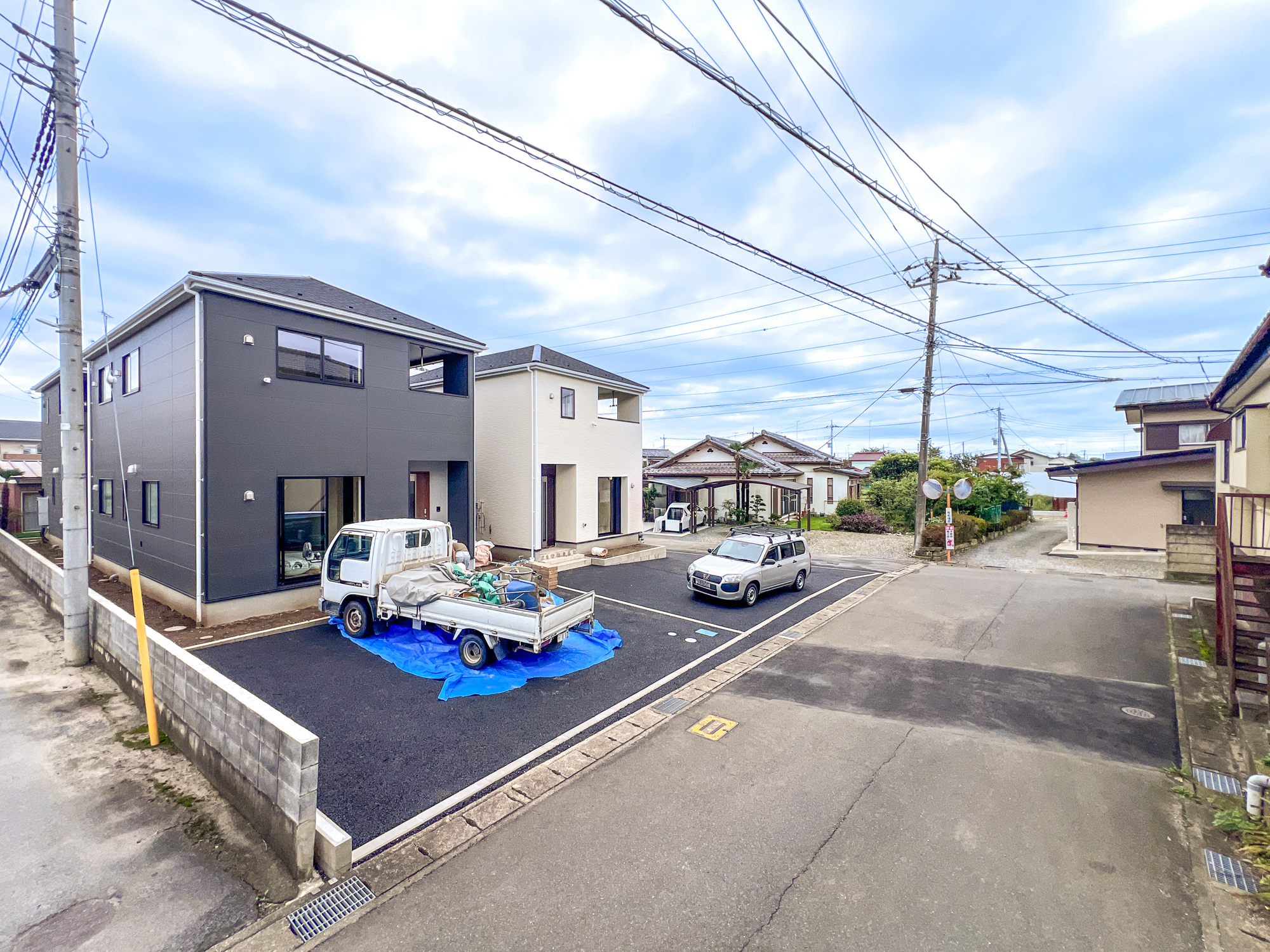 栃木市箱森町の新築一戸建の前面道路含む現地写真|低層の一戸建てを中心とした街並みが整然と続き、周辺は高い建物が建っていないので、採光や開放性に恵まれ、空が広く緑の多い閑静な趣を感じる環境です。

