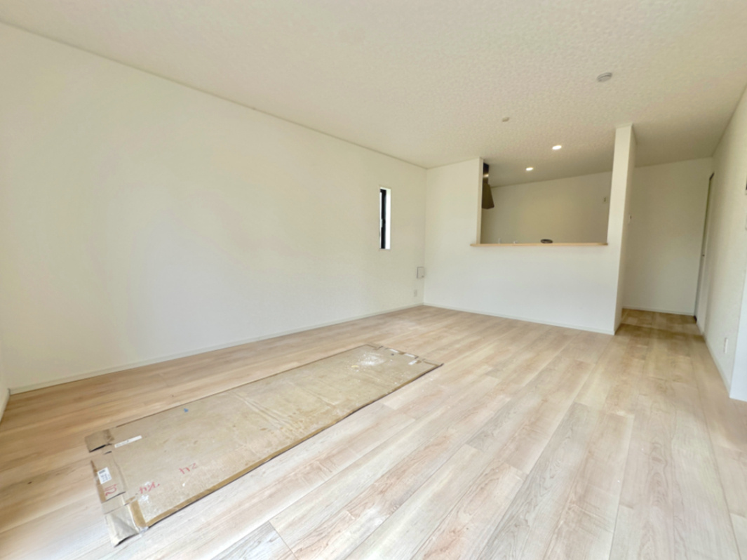 栃木市箱森町の新築一戸建の居間・リビング|【同社施工例】南向きに大きく開いた窓からは、明るい陽射しが射し込みます。
爽やかな風が吹き抜ける心地良いリビングには、自然と家族が集まります。
