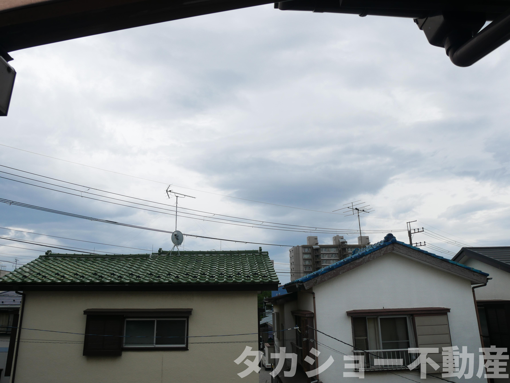 船橋市駿河台2丁目　中古戸建の展望|南側が駐車場になっておりますので、隣の家とも距離があり充分陽が入ってきます。