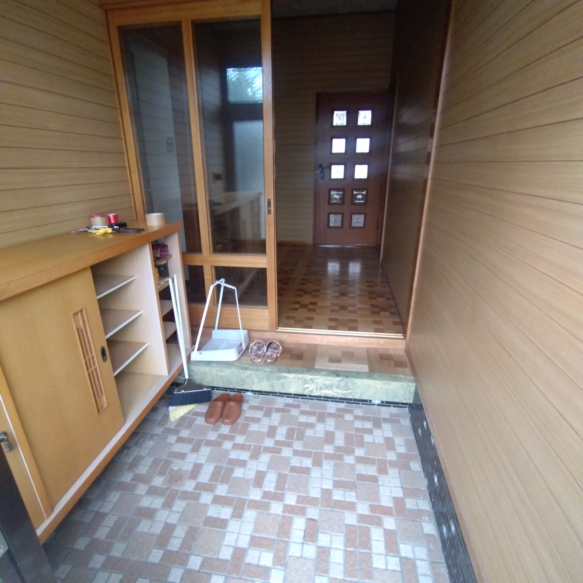 登別市中央町7丁目23-3　中古住宅の玄関