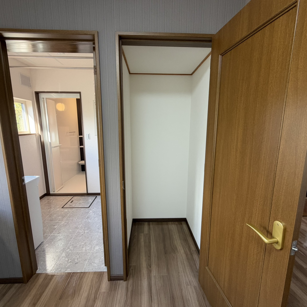 登別市桜木町3丁目22-14　リフォーム済み中古住宅の玄関
