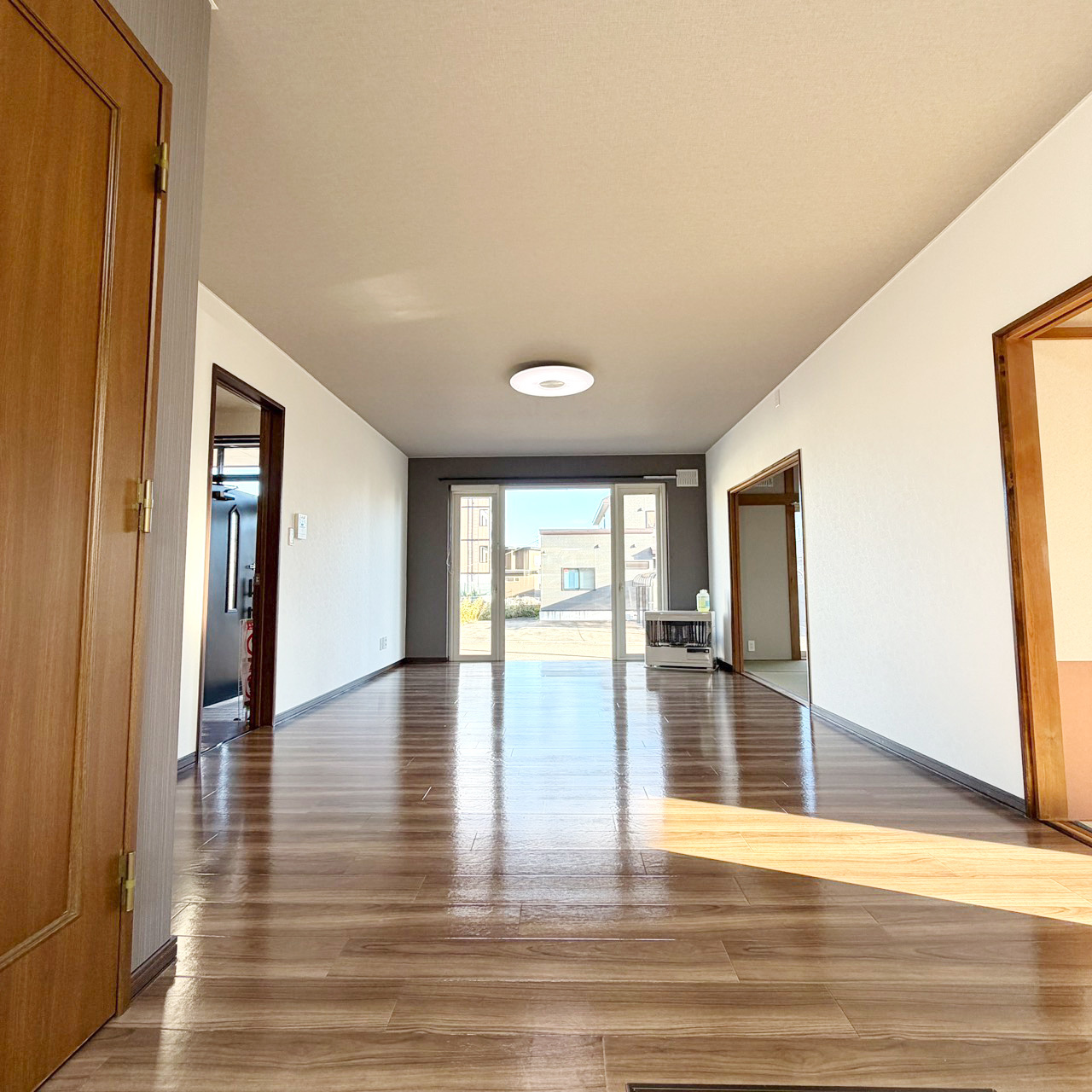 登別市桜木町3丁目22-14　リフォーム済み中古住宅の居間・リビング
