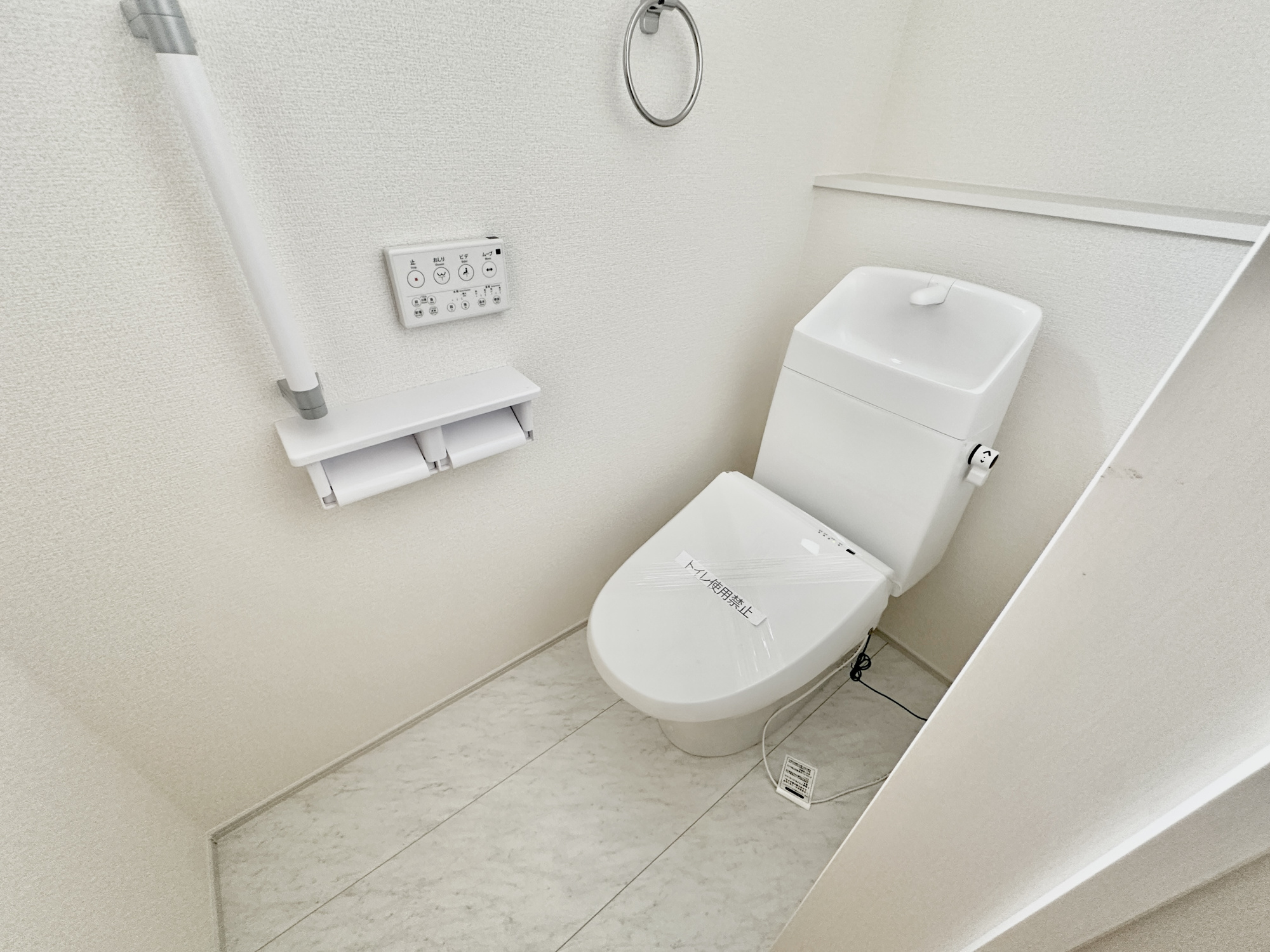 上三川町上三川第１１　新築住宅全３棟のトイレ|節水型でエコなトイレには、今では当たり前の洗浄付き。便座を温める機能もついていて、居心地良くてトイレから出られなくなるかも！換気用に換気扇はもちろん、窓も着いているので常に快適ですね♪