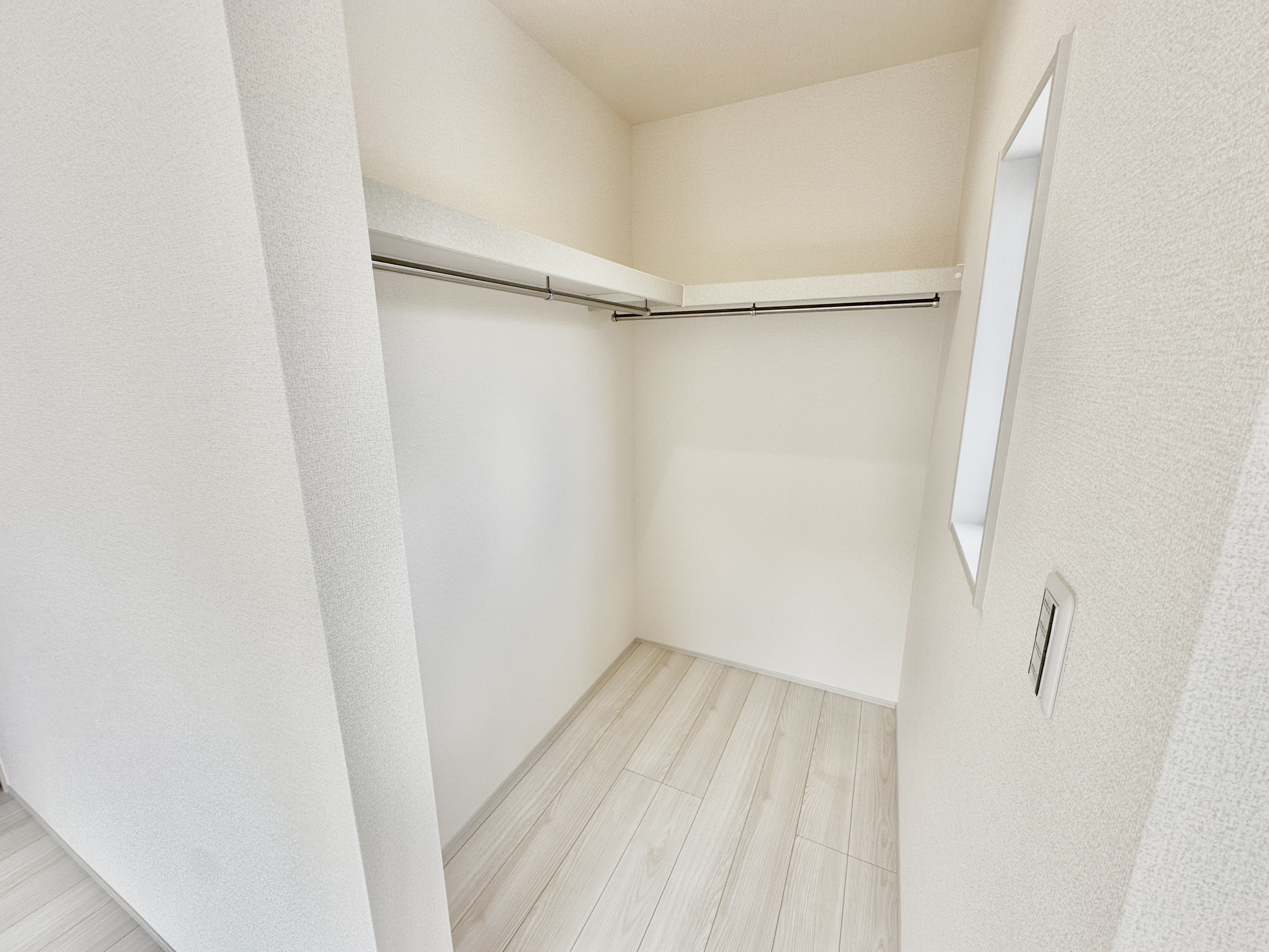 上三川町上三川第１１　新築住宅全３棟の収納|ウォークインクローゼットのある住まいで収納上手な生活を実現！衣類だけでなく、箱物や思い出の品もたっぷり収納できますので、整理整頓もスムーズに。居室空間をより広々と使えます！