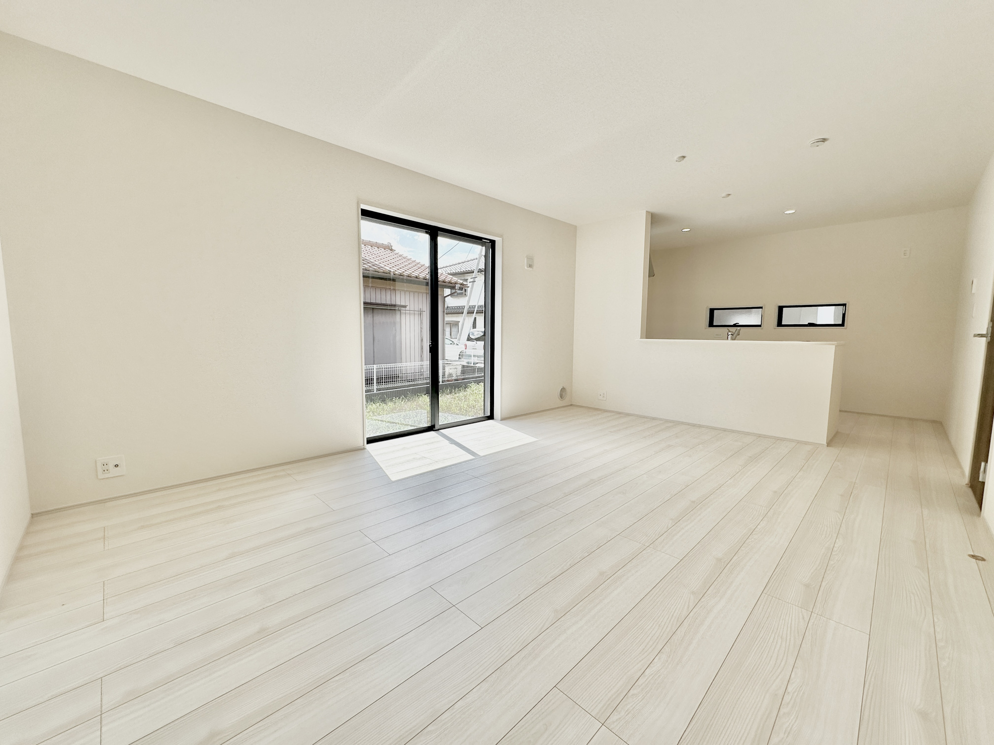 上三川町上三川第１１　新築住宅全３棟の居間・リビング|オープンな空間を生み出す、こだわりの広がりとゆとり。家族と過ごす時間を大切にしたい方にぴったりの明るくゆとりある住空間です。南側の窓からの日差しがリビングの隅々までしっかりと届きます！ 