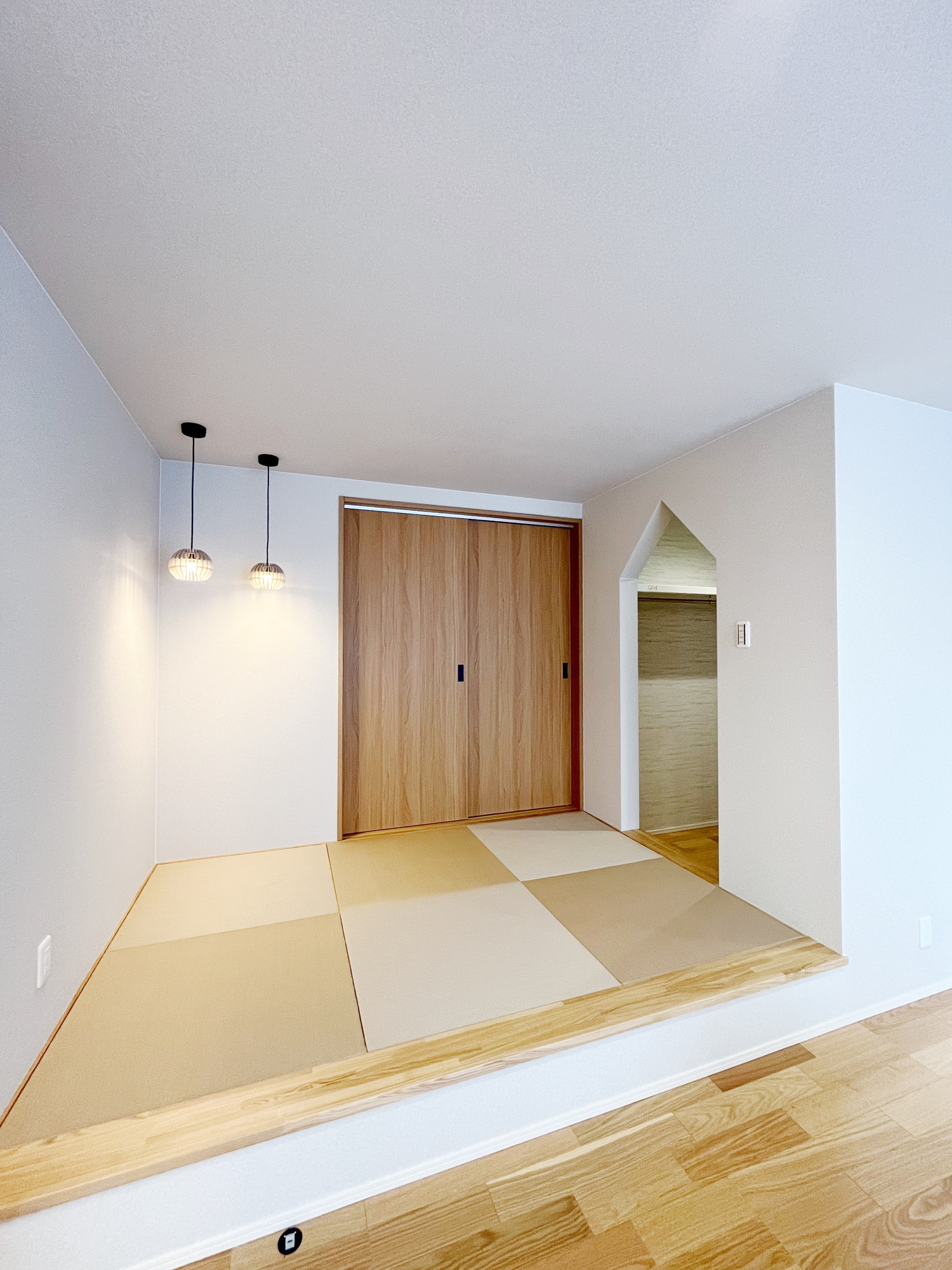 宇都宮市鶴田町の新築一戸建の和室|【同社施工例】大きな窓からたっぷりの日差しが降り注ぐ明るい室内です。おしゃれな畳もアクセントになっています♪