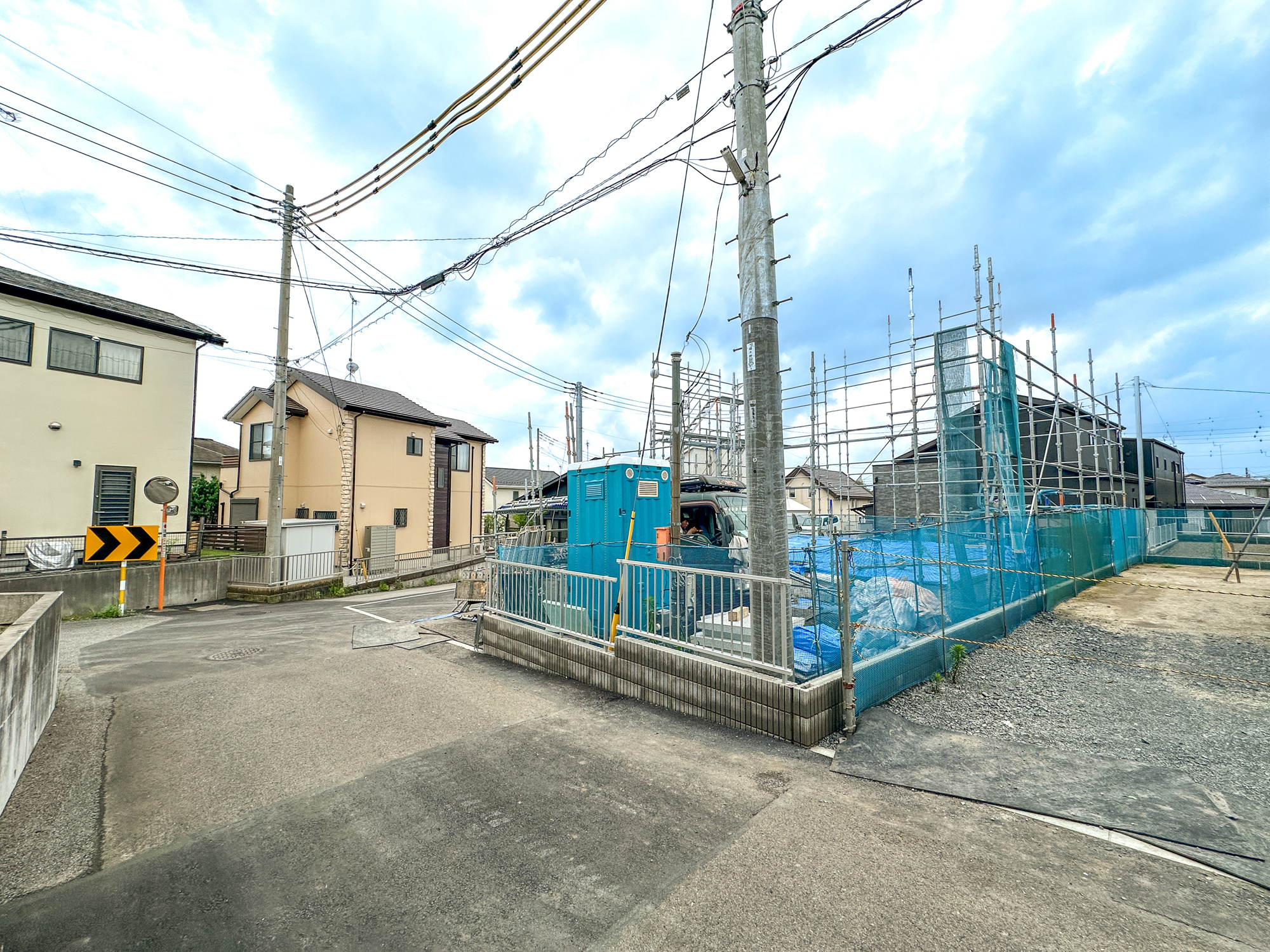 宇都宮市鶴田町の新築一戸建の前面道路含む現地写真|閑静な住宅地で子育て家族にピッタリ。毎日のお散歩も快適な緑に恵まれたエリアで、自然に包まれた穏やかな暮らしを実現するための、ゆとりある住環境が整っています。

