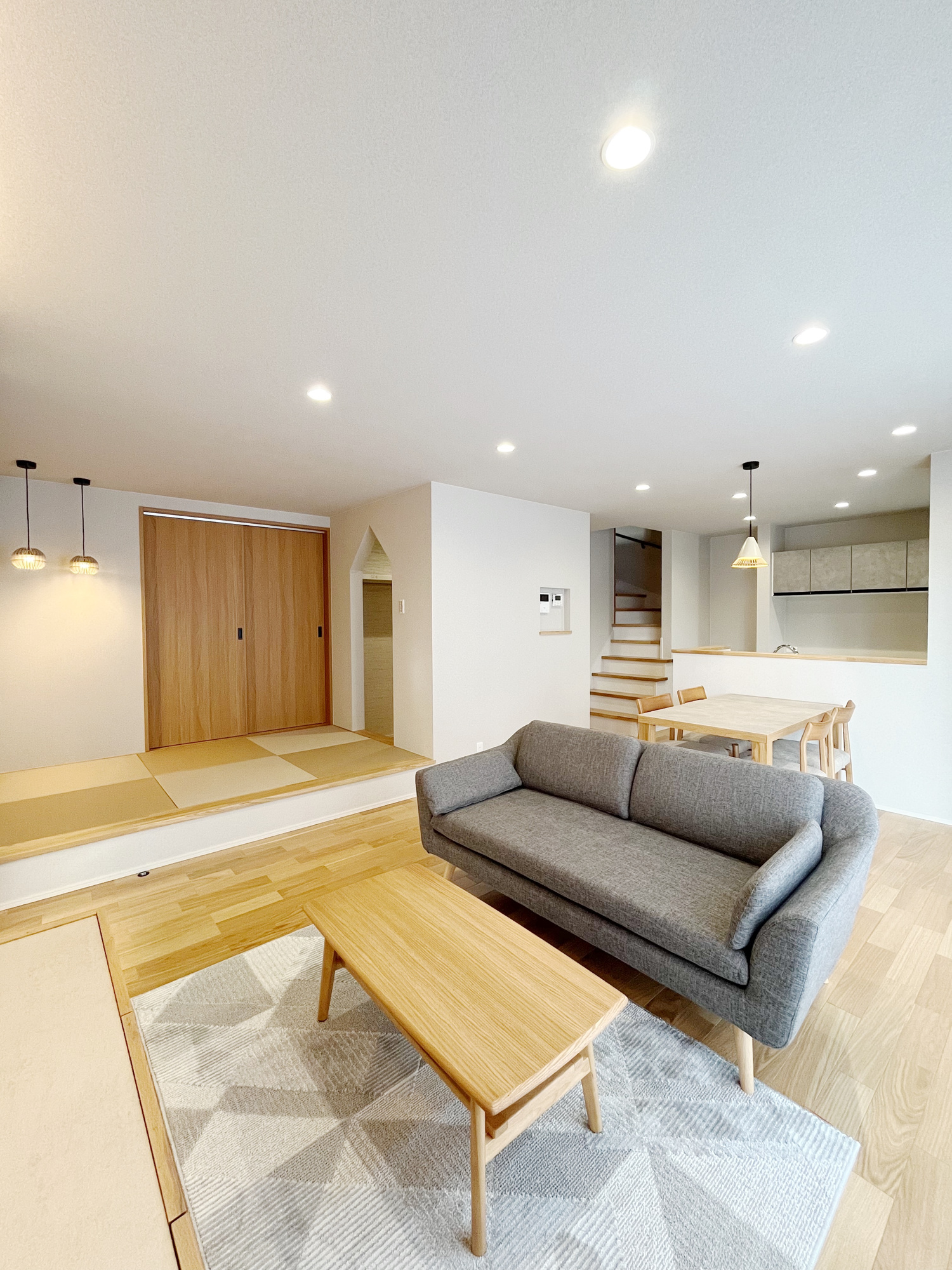 宇都宮市鶴田町の新築一戸建の居間・リビング|【同社施工例】室内にいても、たっぷりの陽光と爽やかな風を感じて頂ける、開放感あふれるリビングです。
ご家族と穏やかに過ごす、心地の良い時間が流れます。　