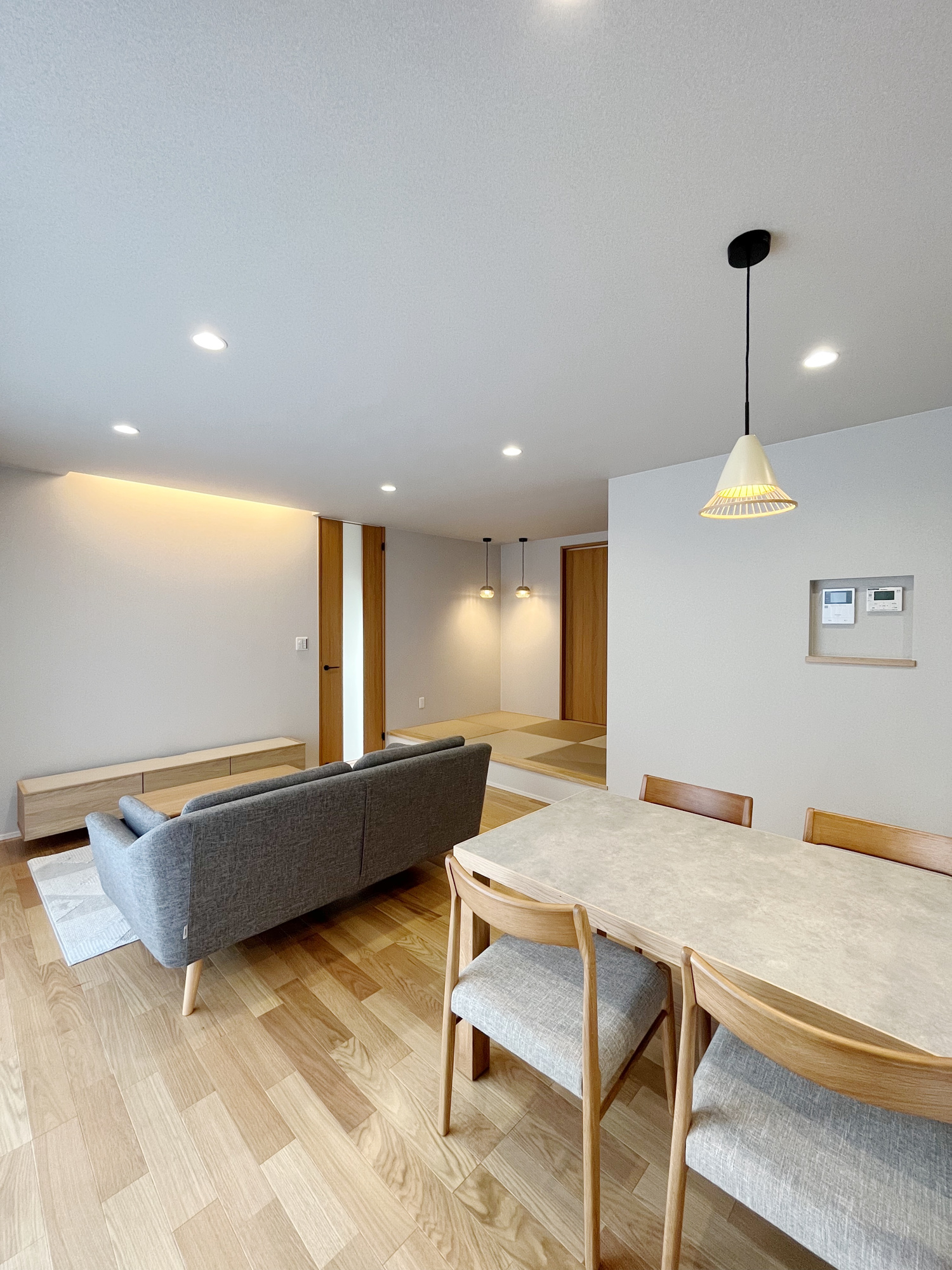 宇都宮市鶴田町の新築一戸建の居間・リビング|【同社施工例】オープンな空間を生み出す、広々としたLDK。家族と過ごす時間を大切にしたい方にぴったりの明るくゆとりある住空間です。南側の窓からの日差しがリビングの隅々までしっかりと届きます！ 