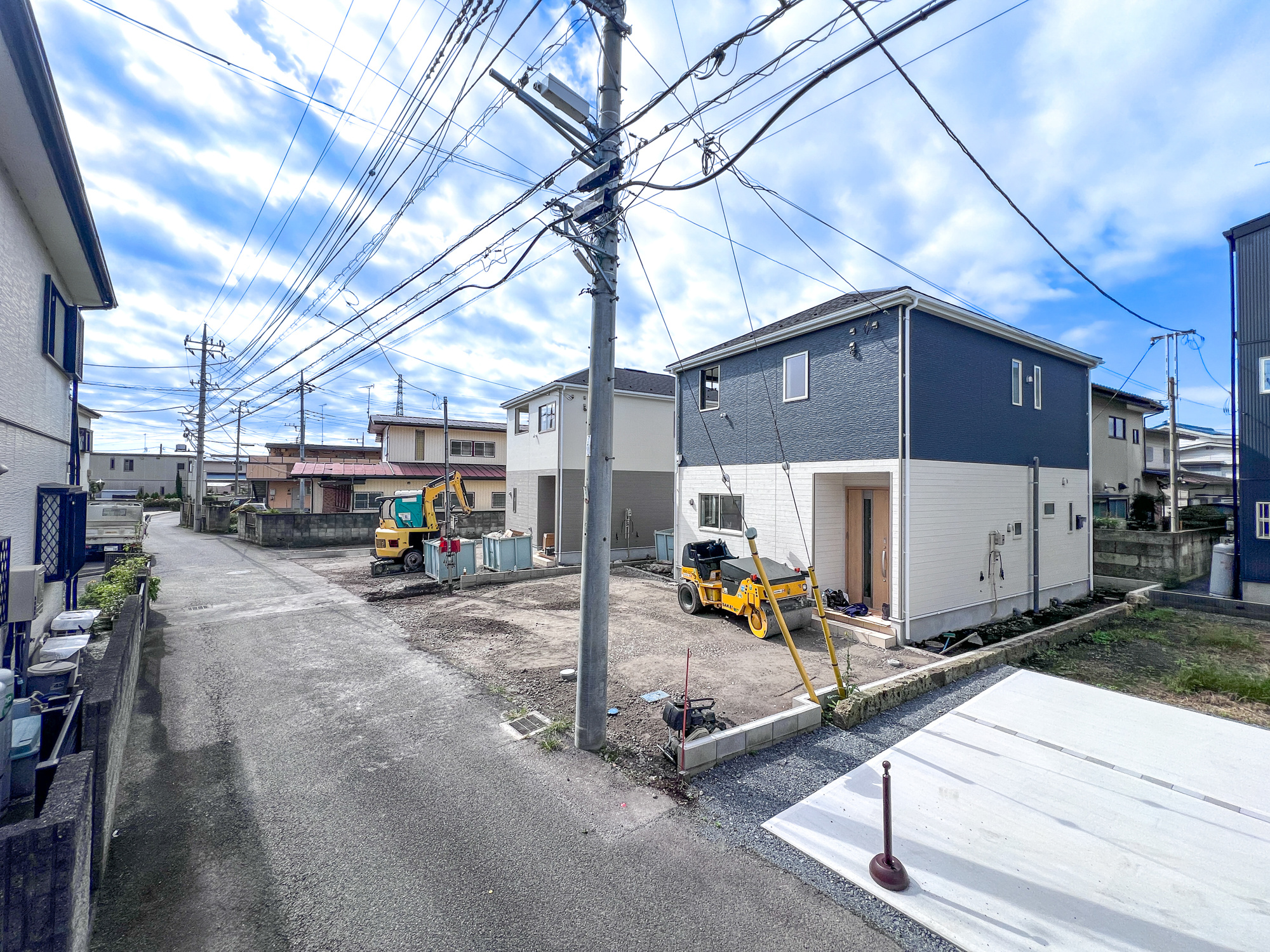 宇都宮市上戸祭町の新築一戸建の前面道路含む現地写真|低層の一戸建てを中心とした街並みが整然と続き、周辺は高い建物が建っていないので、採光や開放性に恵まれ、空が広く緑の多い閑静な趣を感じる環境です。


