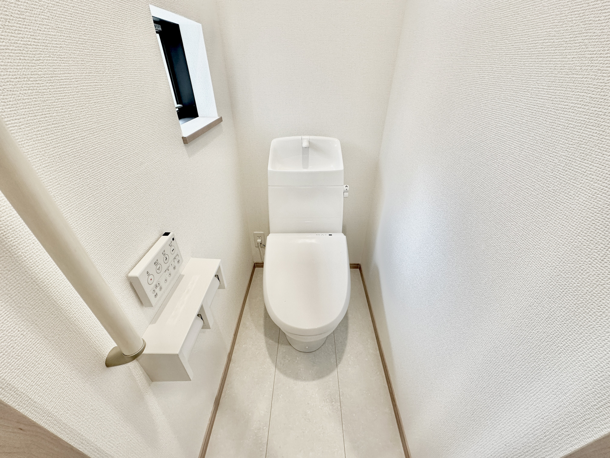 宇都宮市八千代２丁目　新築住宅全１棟のトイレ|節水型でエコなトイレには、今では当たり前の洗浄付き。便座を温める機能もついていて、居心地良くてトイレから出られなくなるかも！換気用に換気扇はもちろん、窓も着いているので常に快適ですね♪