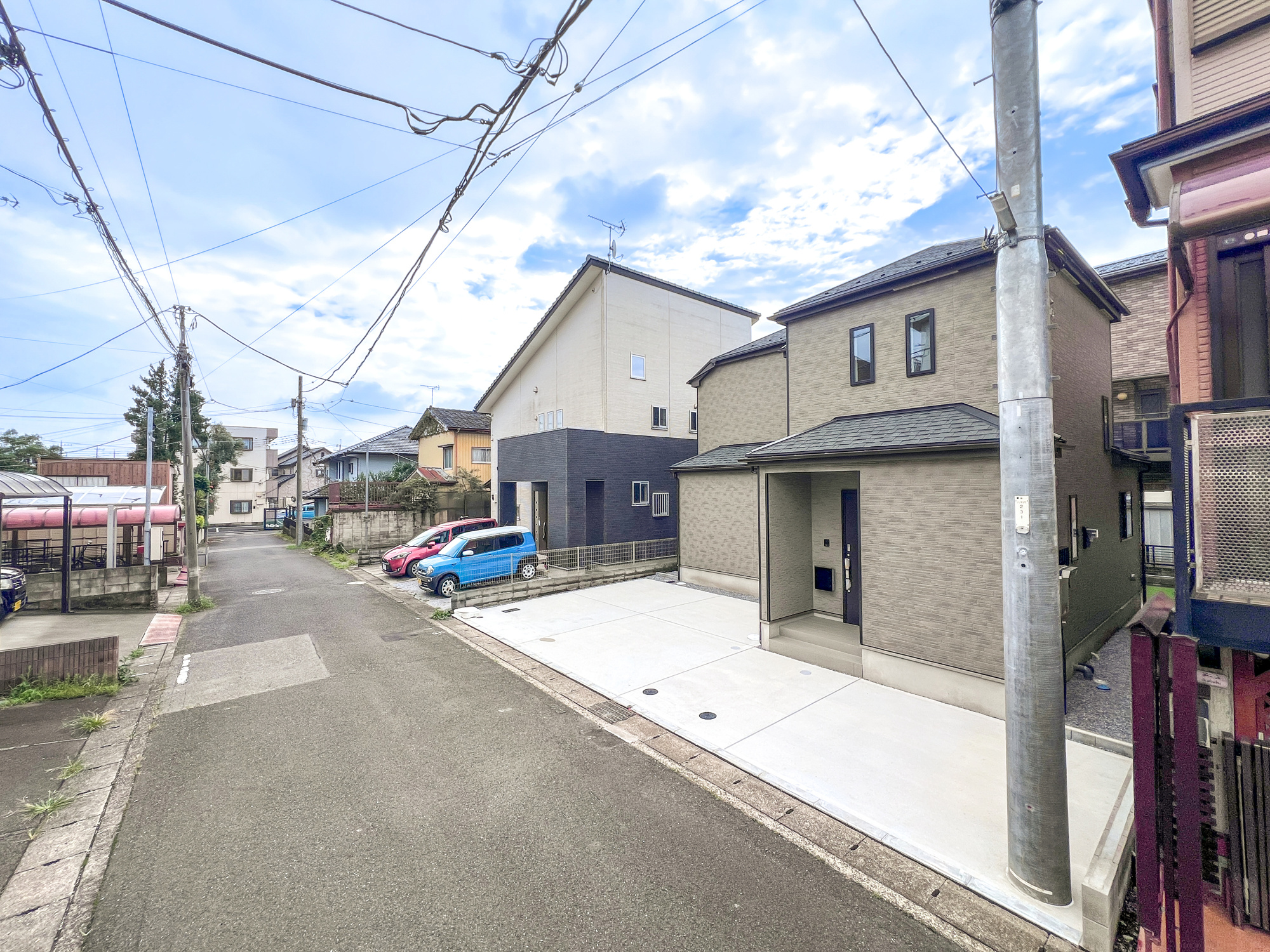 宇都宮市八千代２丁目　新築住宅全１棟の前面道路含む現地写真|低層の一戸建てを中心とした街並みが整然と続き、周辺は高い建物が建っていないので、採光や開放性に恵まれ、空が広く緑の多い閑静な趣を感じる環境です。

