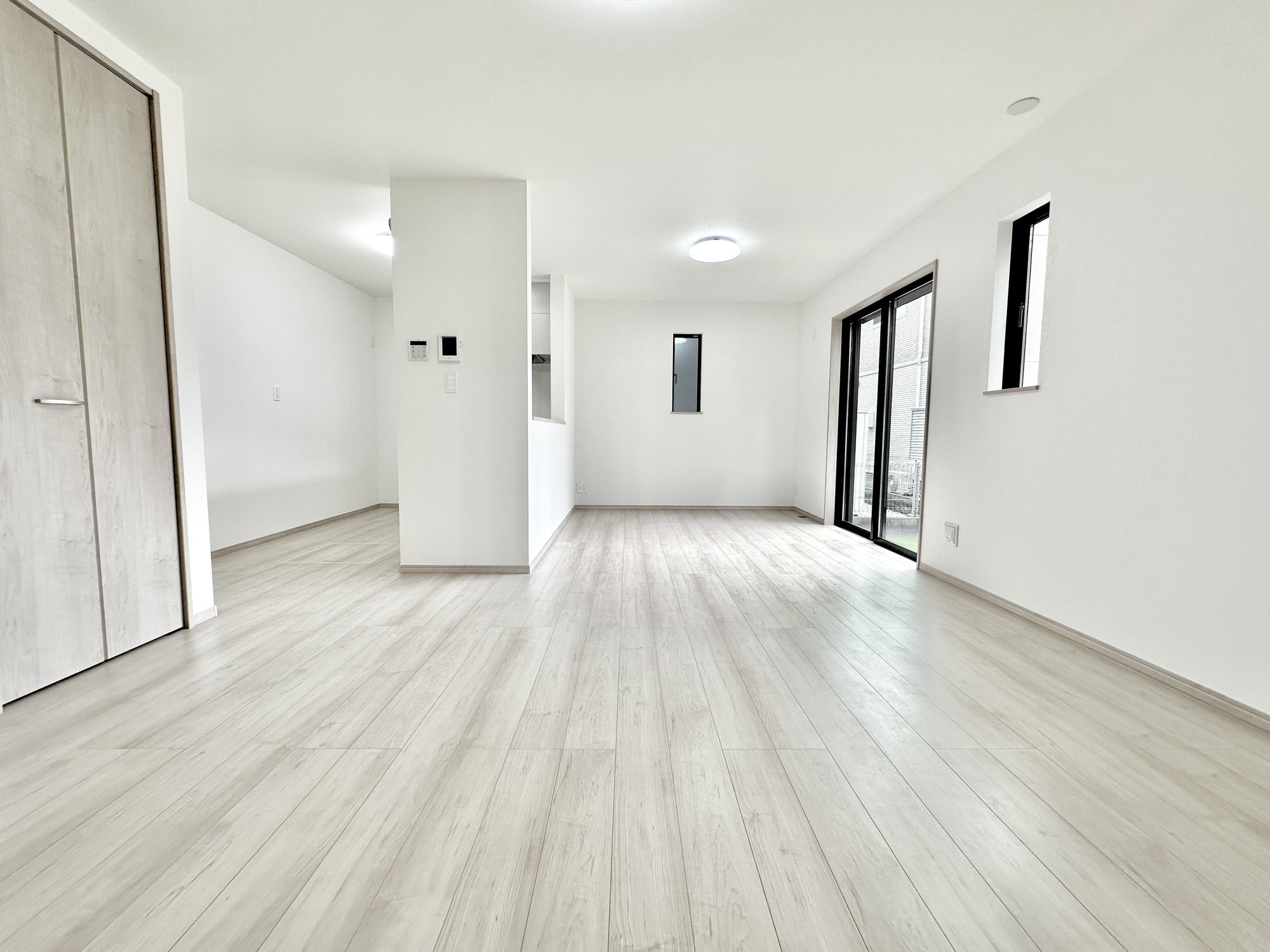 宇都宮市八千代２丁目　新築住宅全１棟の居間・リビング|南向きに大きく開いた窓からは、明るい陽射しが射し込みます。
爽やかな風が吹き抜ける心地良いリビングには、自然と家族が集まります。