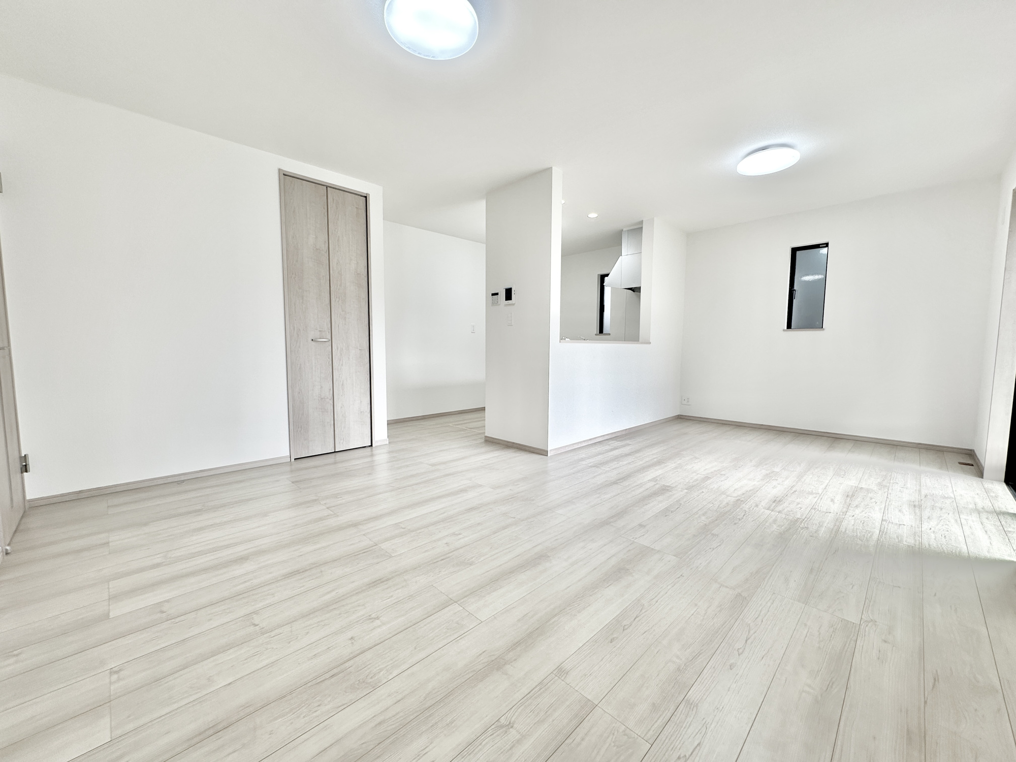 宇都宮市八千代２丁目　新築住宅全１棟の居間・リビング|室内にいても、たっぷりの陽光と爽やかな風を感じて頂ける、開放感あふれるリビングです。
ご家族と穏やかに過ごす、心地の良い時間が流れます。