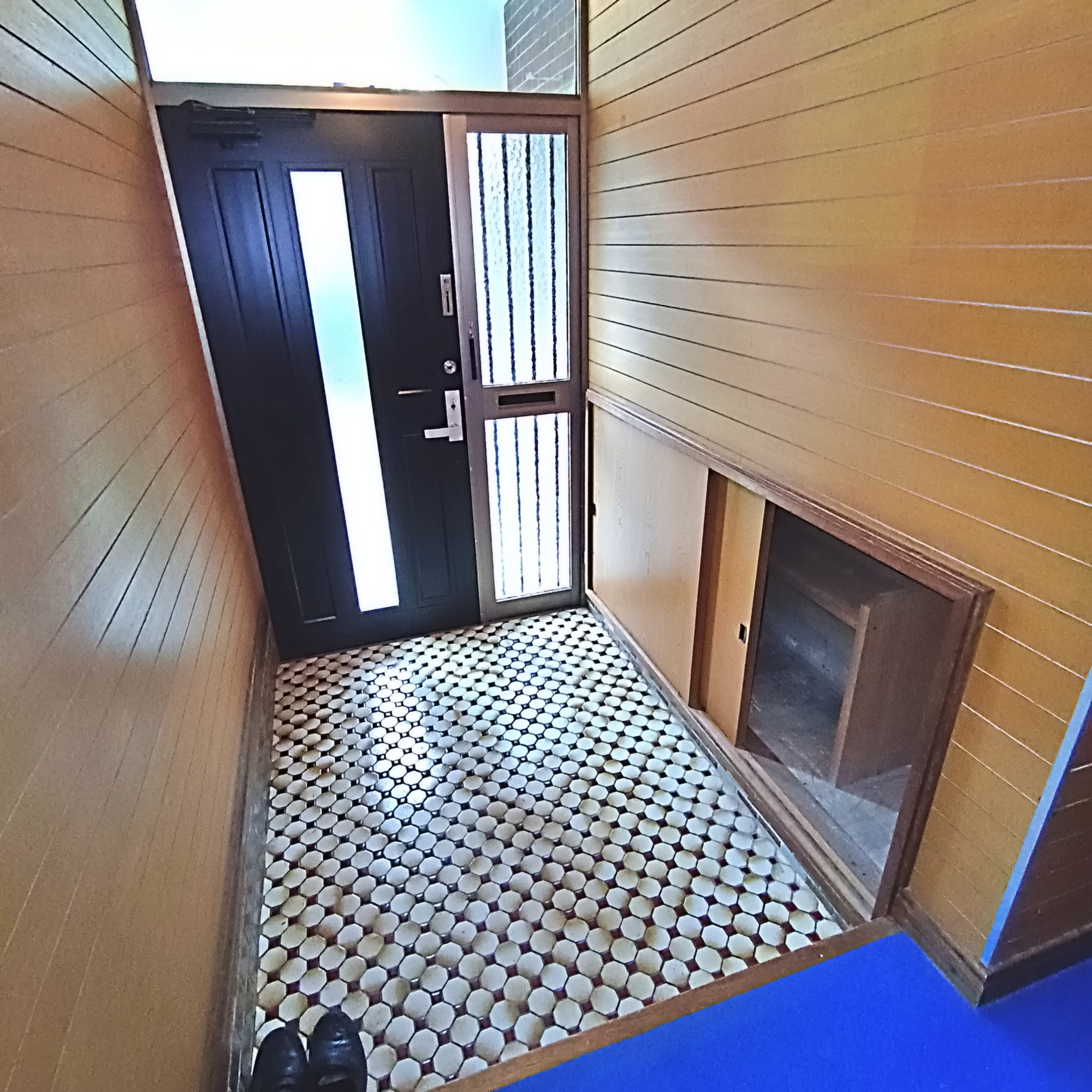 室蘭市母恋南町4丁目6-9　中古住宅の玄関