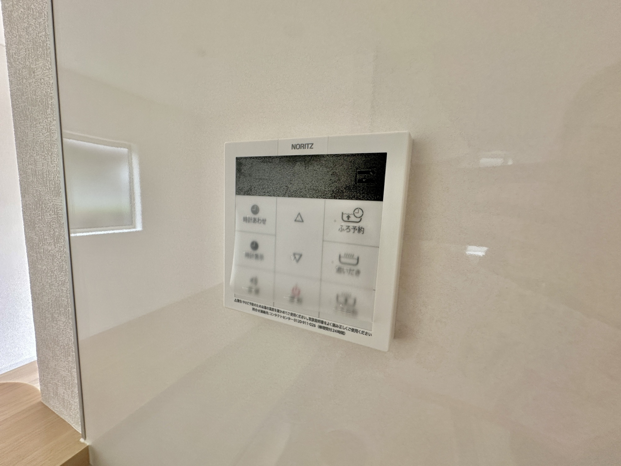 那須塩原市埼玉第４　新築住宅全１棟の発電・温水設備|【同社施工例】キッチンについている給湯リモコン。ここからお風呂のお湯を入れられるので、忙しい夕飯時がちょっぴり楽になりますね♪
