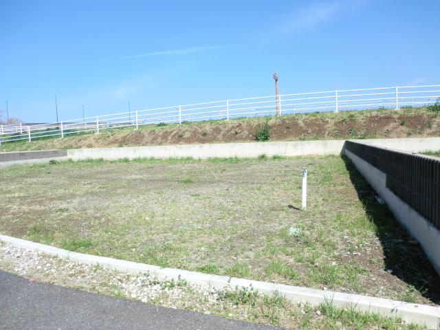 前面南道路に面していますので陽当たり良好です。