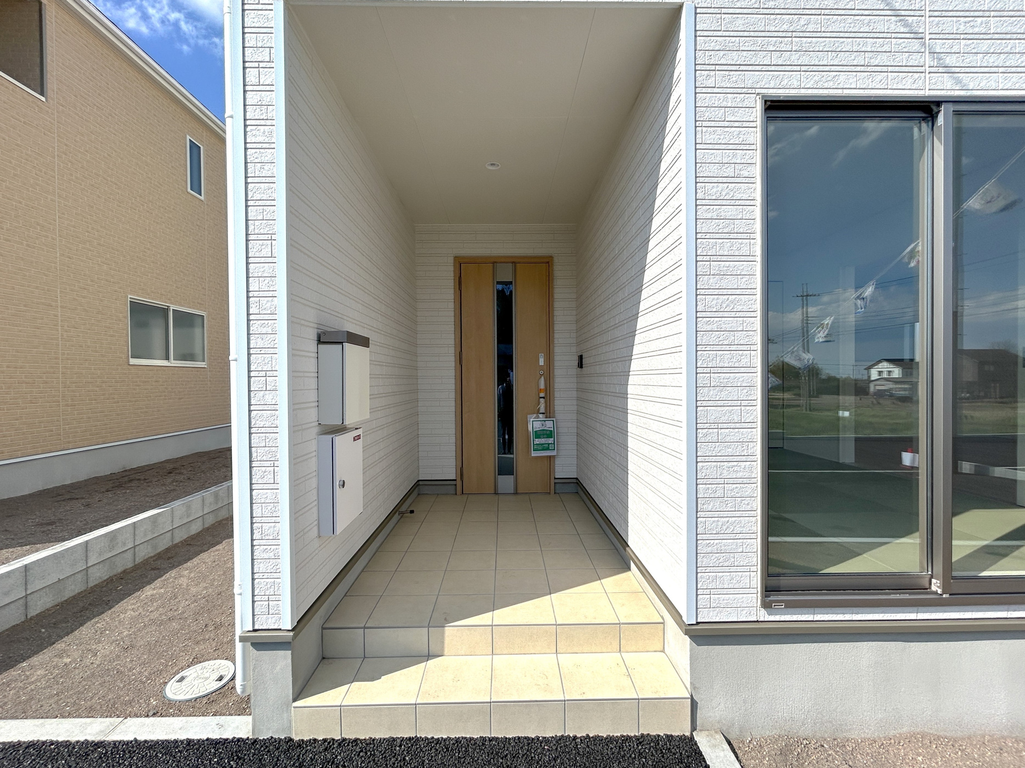 塩谷郡高根沢町大字宝積寺の新築一戸建の玄関|【同社施工例】上質感漂う玄関へのアプローチ。居住者の帰り、訪れる方を優しく迎える・安らぎに満ちた生活空間を予感させる。健やかな暮らしを楽しめそう