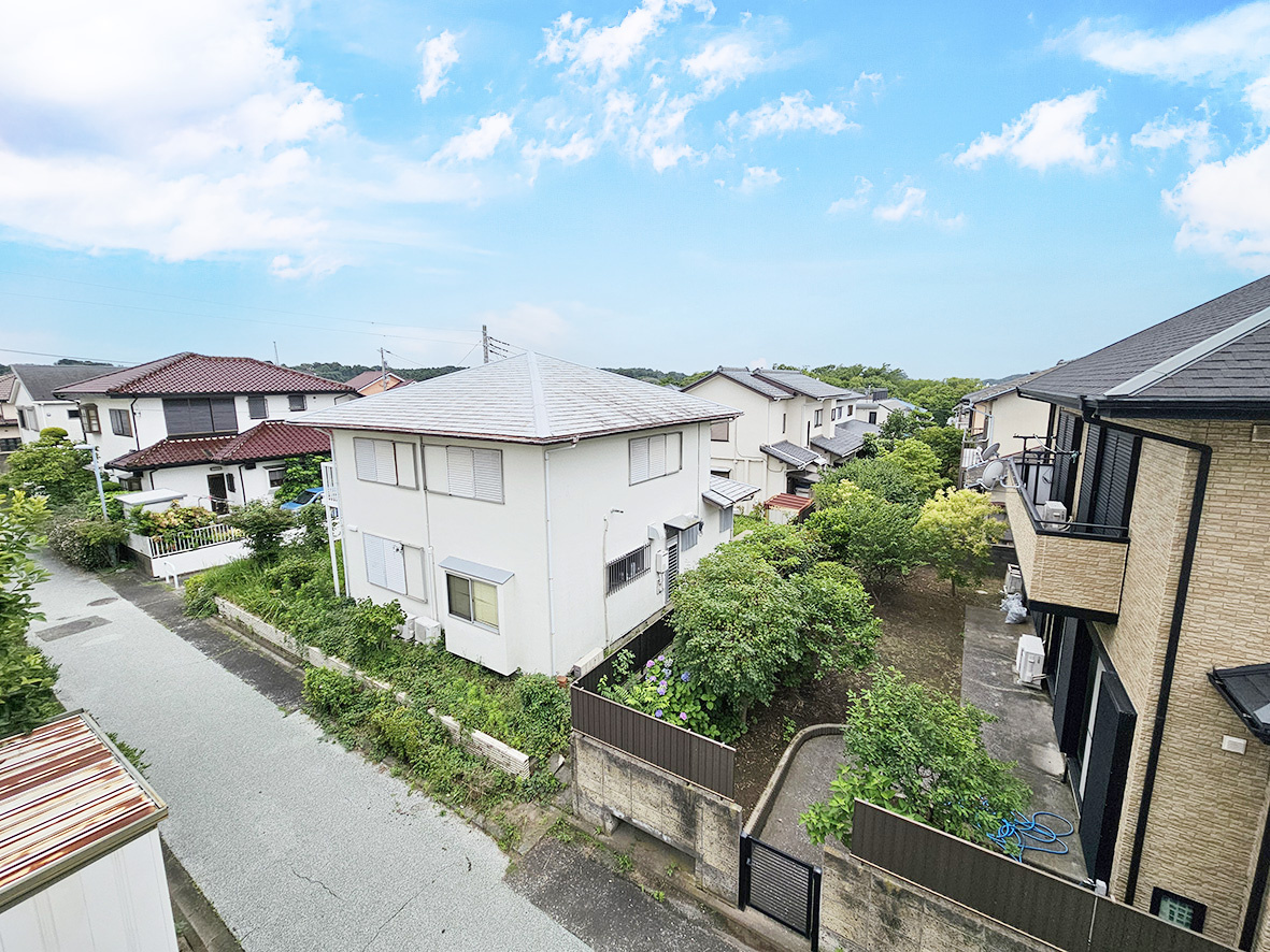 26帖LDK・ツインWIC・全室2面採光で叶う開放的な暮らし～桂台東　新築戸建～の展望|2つの部屋から出入りできる横長のバルコニーは、各お部屋に季節を感じられる風や暖かい陽光を誘います。南向きでお洗濯物も気持ち良く干すことができます。