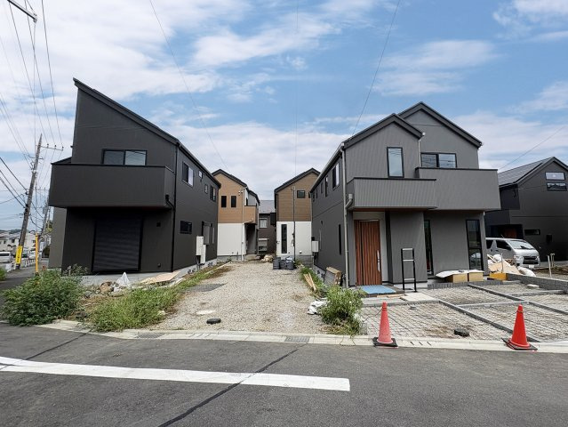 ◆山崎町全８棟開発分譲◆カースペース２台◆３７坪以上◆の外観|（4号棟）全棟駐車スペース2台可！号棟によっては3台も可能です。小学校徒歩10分圏内でお子様の通学も安心の距離です。コンビニも徒歩2分！完成現場をご案内いたします。
是非お気軽にお問い合わせください。