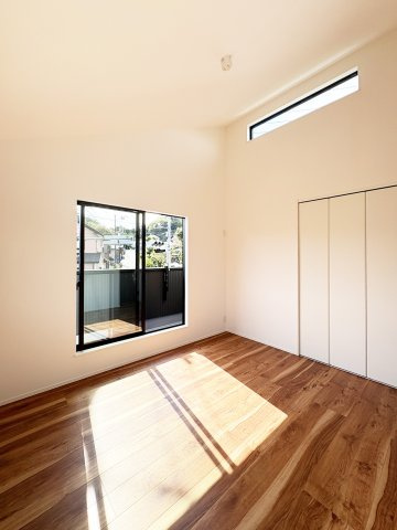 ◆山崎町全８棟開発分譲◆カースペース２台◆３７坪以上◆の居間・リビング|（1号棟）ナチュラルな木目調フローリングと、天井近くに配置された採光窓設計で開放的なLDK。太陽光が差込むリビングで、ご家族やペットと明るく穏やかな時間をお過ごしいただけます。