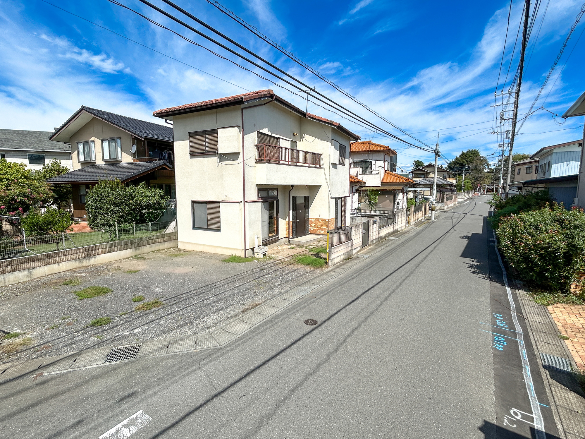 前橋市駒形町１期　中古物件の前面道路含む現地写真|低層の一戸建てを中心とした街並みが整然と続き、周辺は高い建物が建っていないので、採光や開放性に恵まれ、空が広く緑の多い閑静な趣を感じる環境です。
