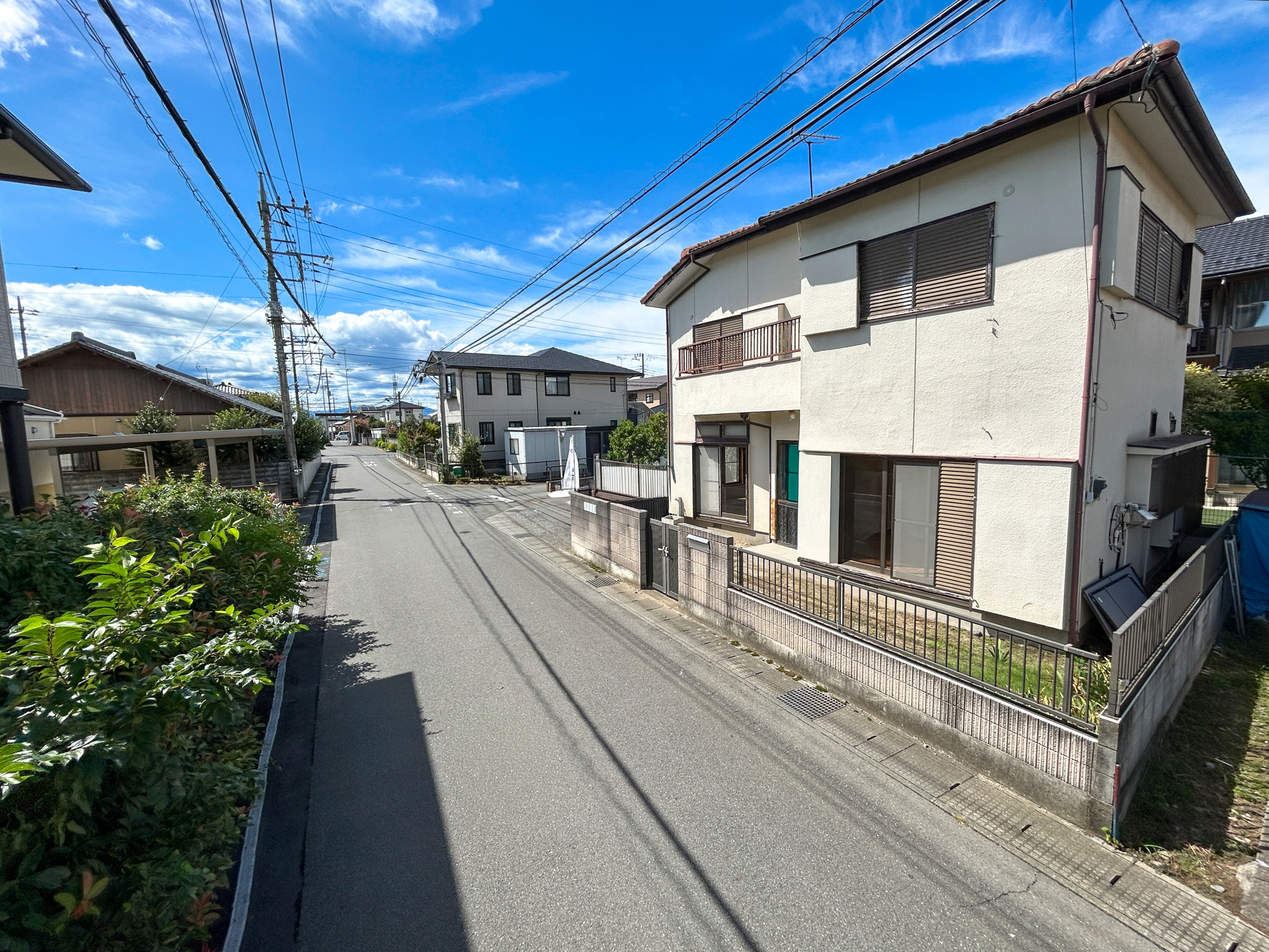 前橋市駒形町１期　中古物件の前面道路含む現地写真|閑静な住宅地で子育て家族にピッタリ。毎日のお散歩も快適な緑に恵まれたエリアで、自然に包まれた穏やかな暮らしを実現するための、ゆとりある住環境が整っています。

