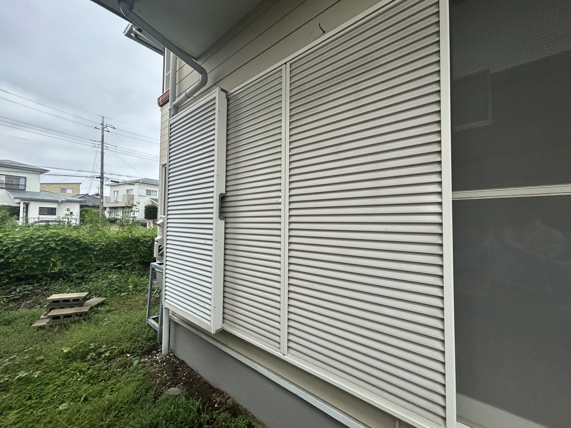 高崎市棟高町1期　中古住宅の防犯設備|防風、防犯、防音、断熱と様々な効果を発揮する雨戸付きです♪