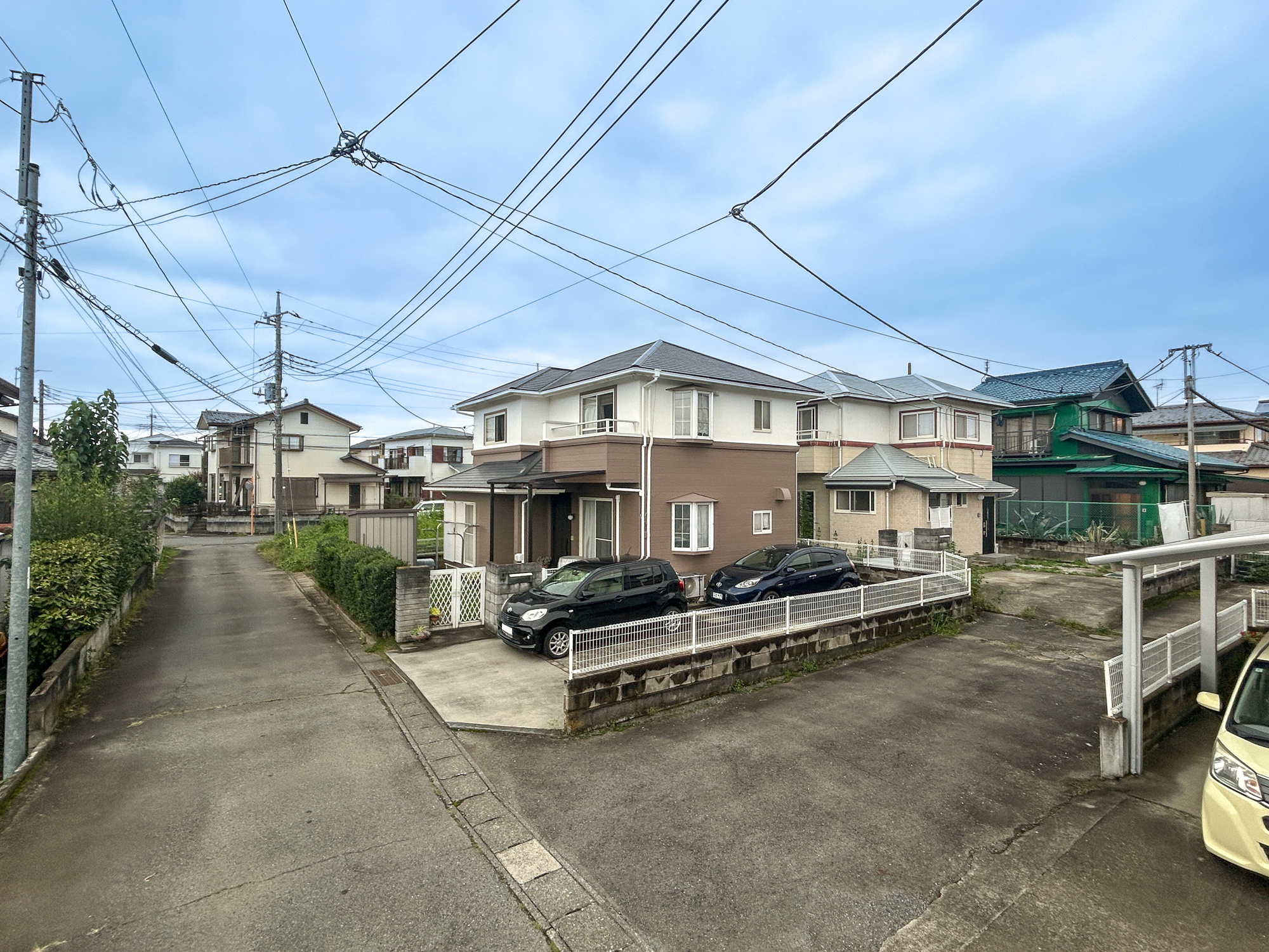 高崎市棟高町1期　中古住宅の前面道路含む現地写真|低層の一戸建てを中心とした街並みが整然と続き、周辺は高い建物が建っていないので、採光や開放性に恵まれ、空が広く緑の多い閑静な趣を感じる環境です。

