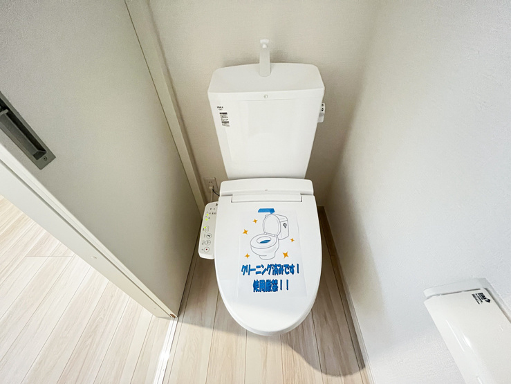 シンプルで清潔感のある温水洗浄便座付きトイレ。毎日快適にお使いいただけます。