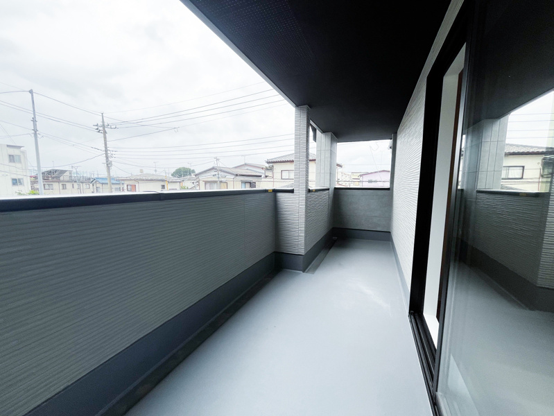 陽当たりの良い南側ワイドバルコニー。洗濯物や布団もゆったり干せる開放的な空間です。