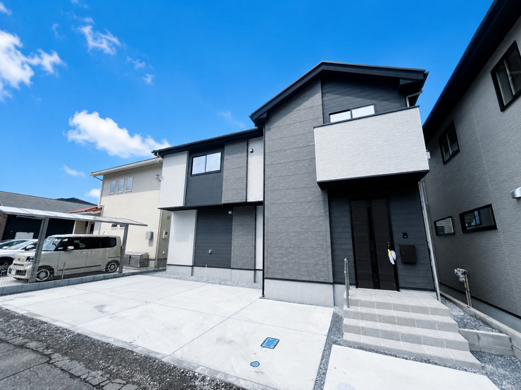 洗練されたグレー調の外観が街並みに映える、落ち着きのある住宅。
シンプルなデザインの中に上質感を感じられ、飽きのこないスタイリッシュな住まいを演出します。