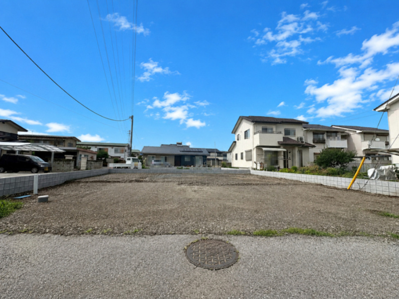 南側道路に面した約60坪の整形地。日当たり良好で、理想の住まいづくりに適した開放感あふれる立地です。