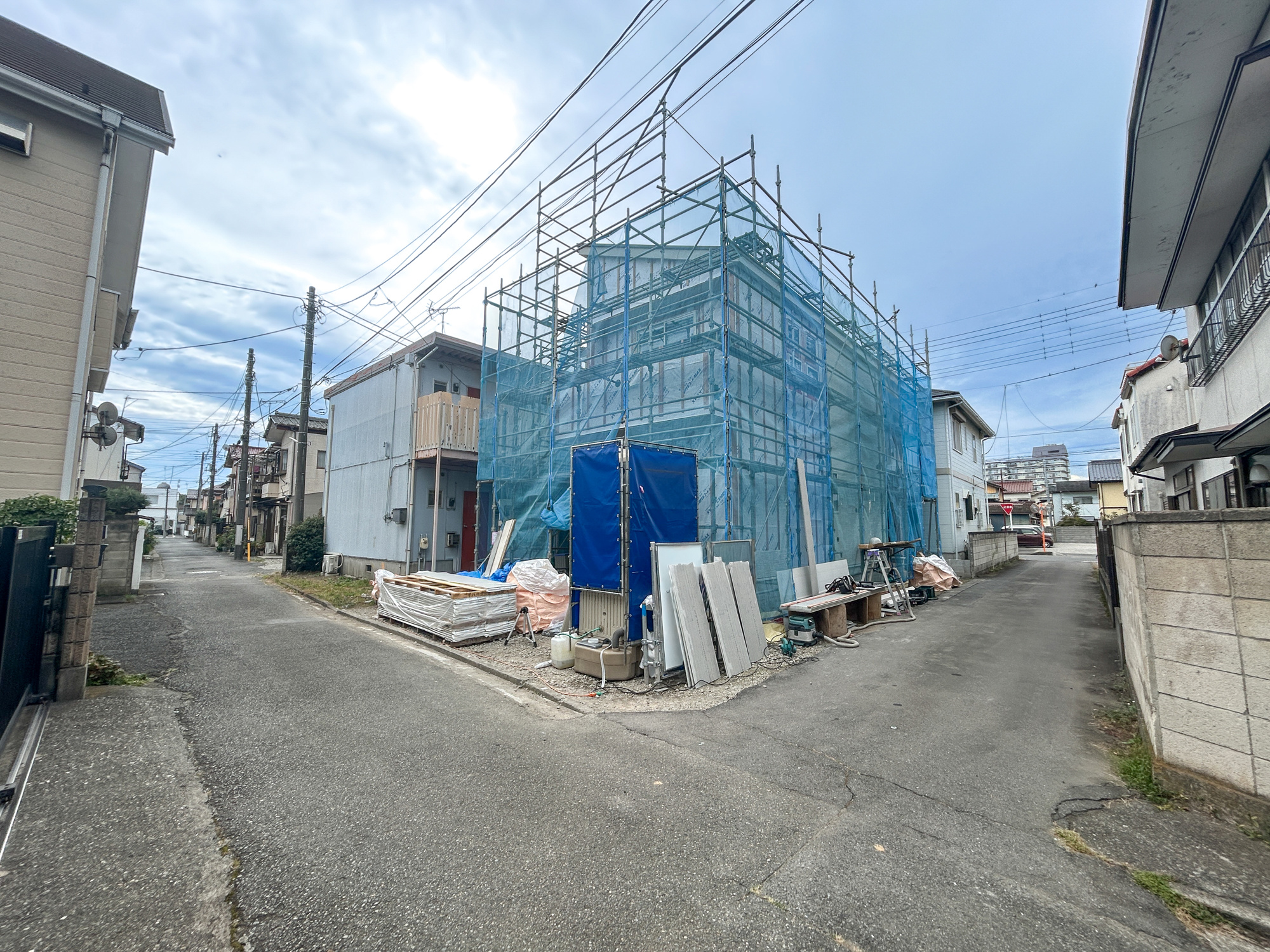高崎市昭和町　新築住宅全1棟の前面道路含む現地写真|閑静な住宅地で子育て家族にピッタリ。毎日のお散歩も快適な緑に恵まれたエリアで、自然に包まれた穏やかな暮らしを実現するための、ゆとりある住環境が整っています。

