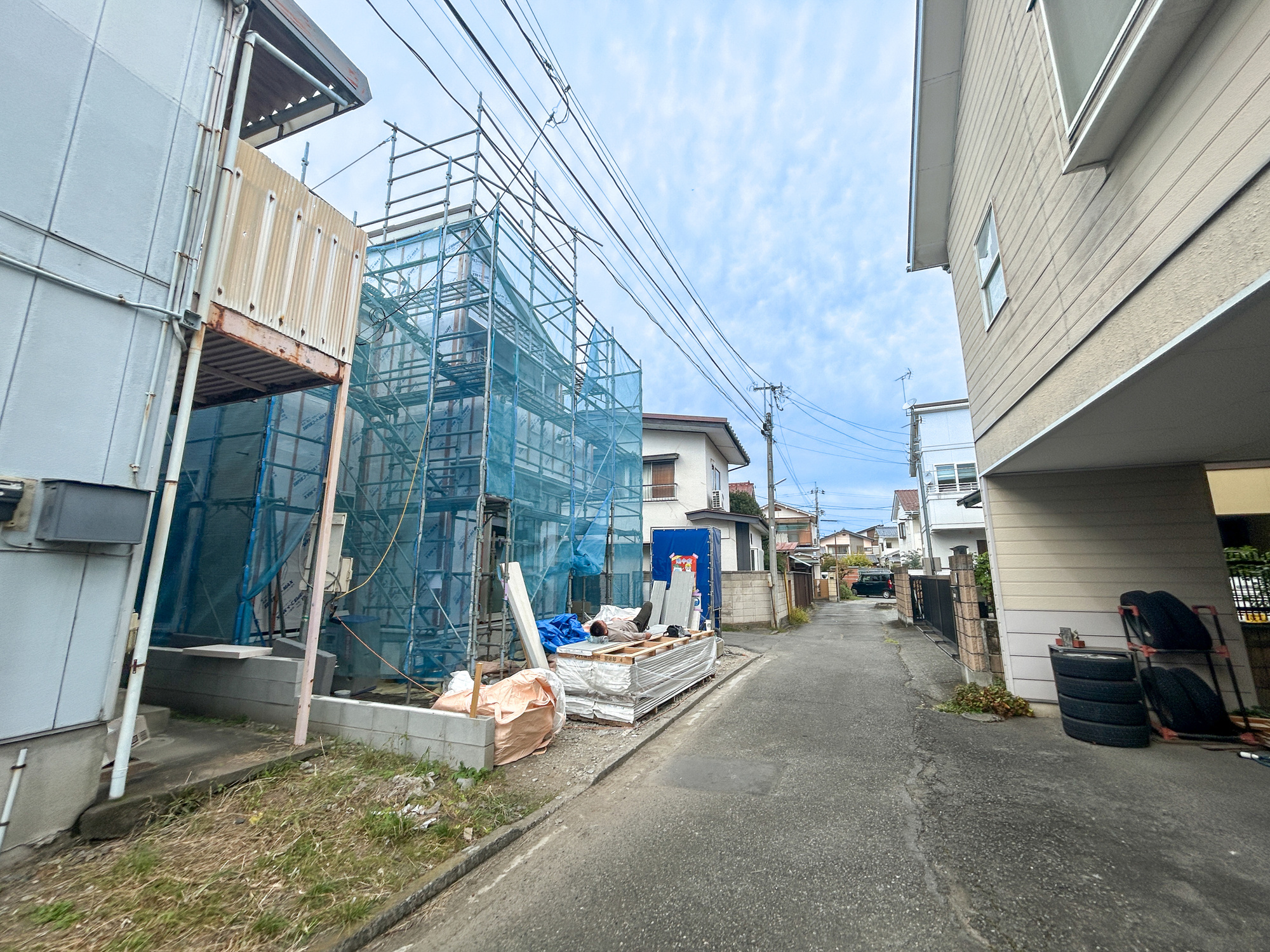 高崎市昭和町　新築住宅全1棟の前面道路含む現地写真|低層の一戸建てを中心とした街並みが整然と続き、周辺は高い建物が建っていないので、採光や開放性に恵まれ、空が広く緑の多い閑静な趣を感じる環境です。

