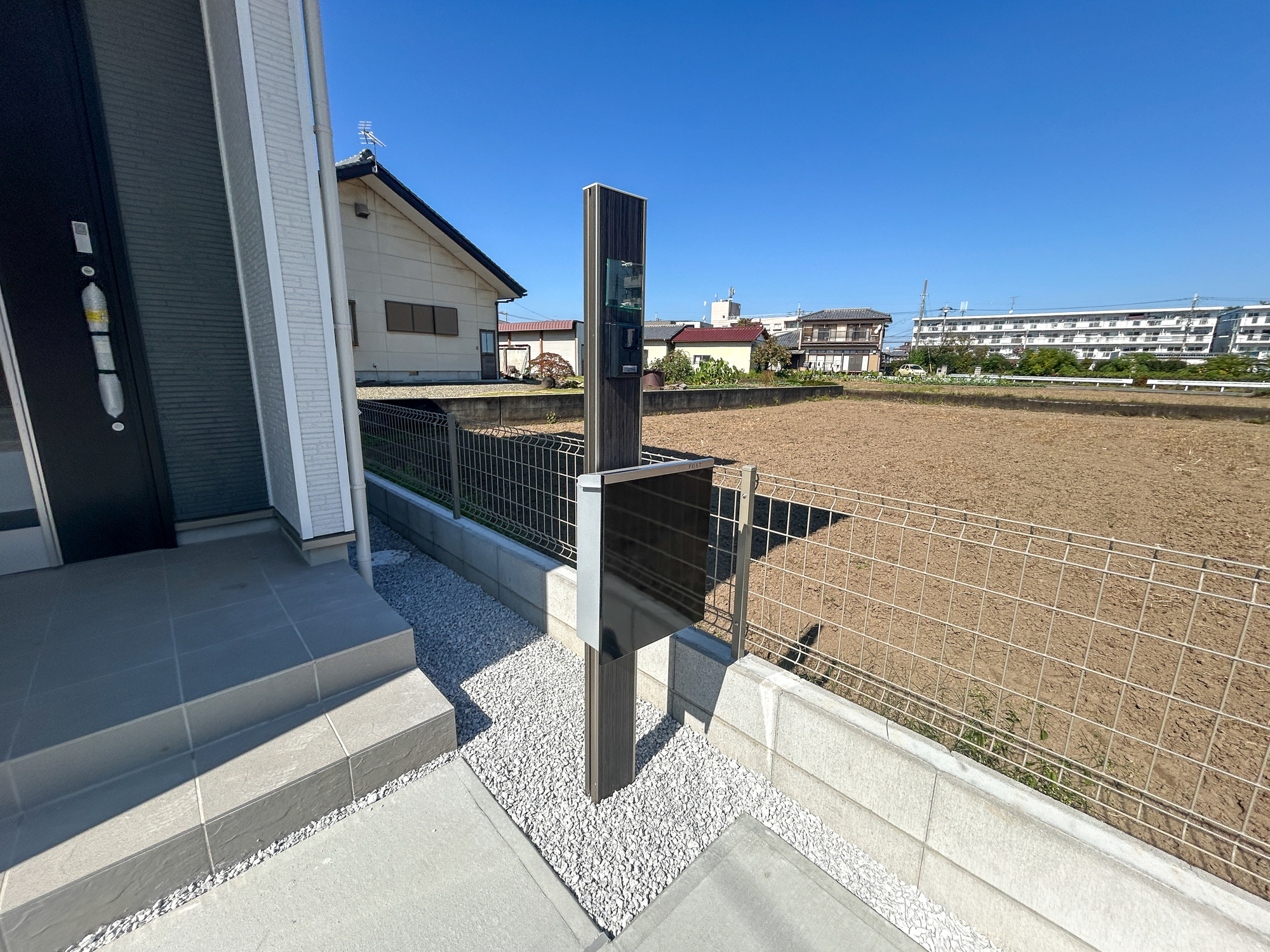 高崎市小八木町　新築住宅全2棟の設備|おしゃれな機能ポールにはポスト、インターフォン、表札設置可能です♪