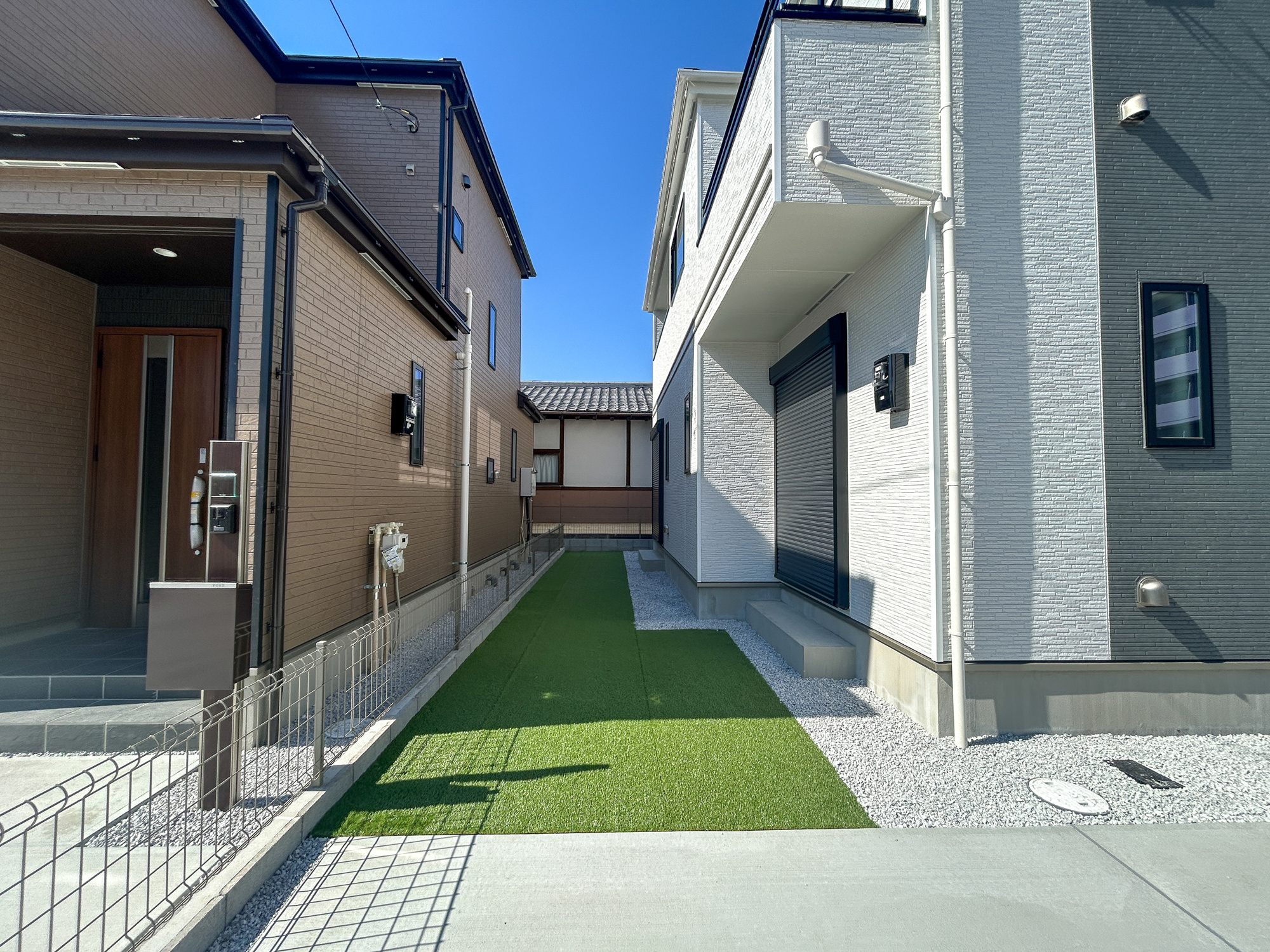 高崎市小八木町　新築住宅全2棟の庭|お庭には人工芝施工済みで緑の色が安らぎを感じさせます♪