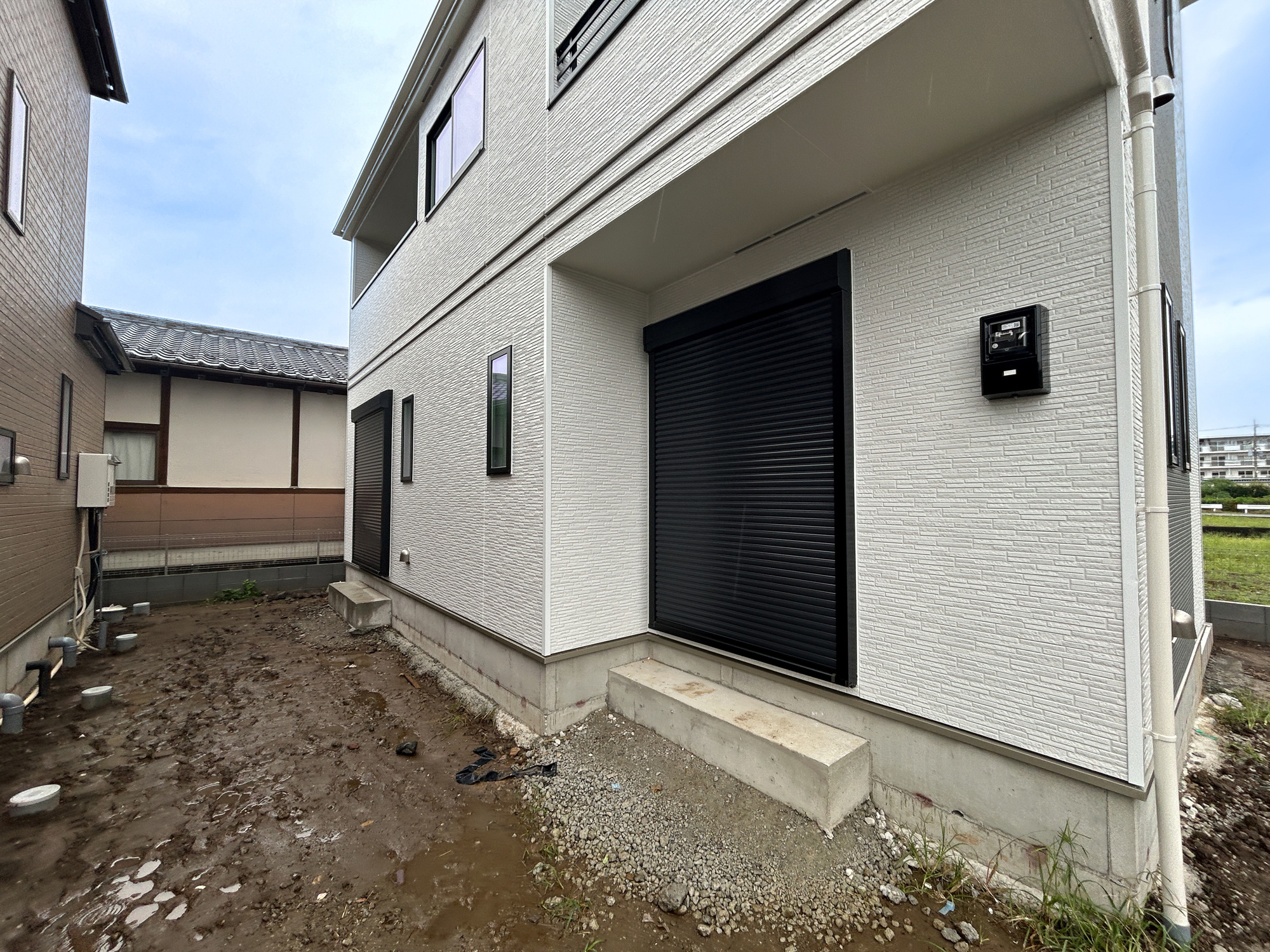 高崎市小八木町　新築住宅全2棟の防犯設備|防風、防犯、防音、断熱と様々な効果を発揮するシャッター付きです♪