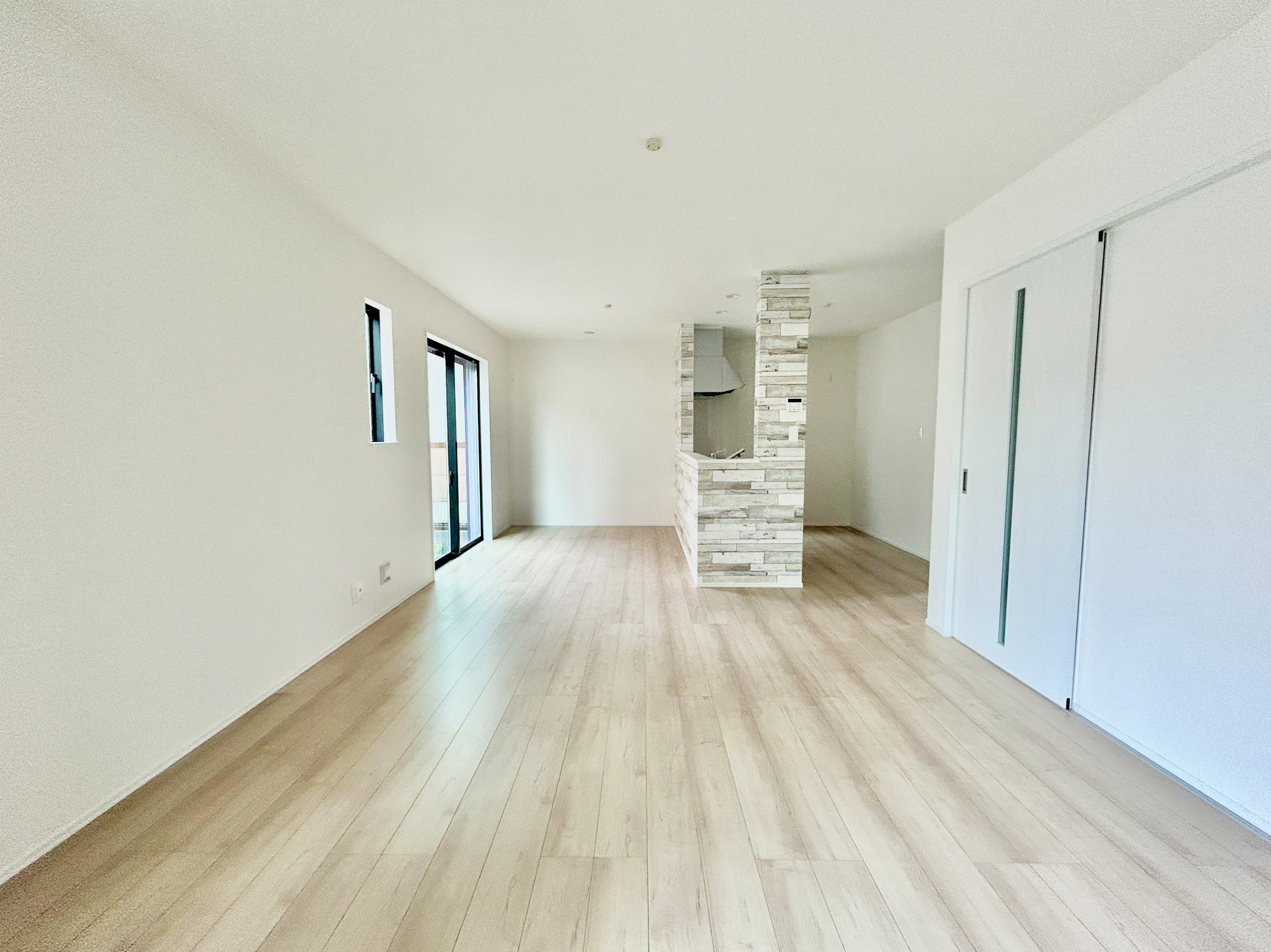 高崎市小八木町　新築住宅全2棟の居間・リビング|大きく開いた窓からは、明るい陽射しが射し込みます。
爽やかな風が吹き抜ける心地良いリビングには、自然と家族が集まります。
