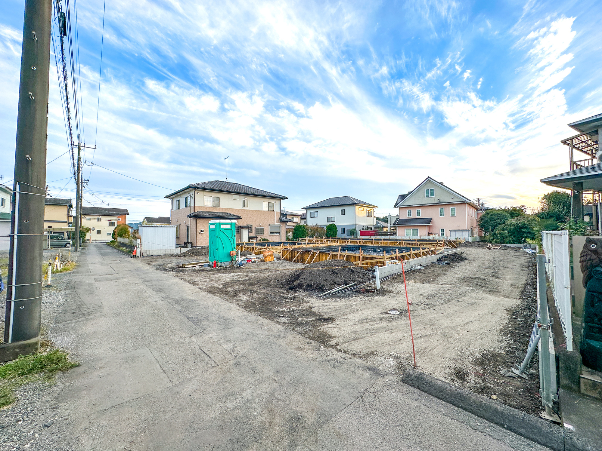 日光市土沢第２　新築住宅全３棟の前面道路含む現地写真|閑静な住宅地で子育て家族にピッタリ。毎日のお散歩も快適な緑に恵まれたエリアで、自然に包まれた穏やかな暮らしを実現するための、ゆとりある住環境が整っています。

