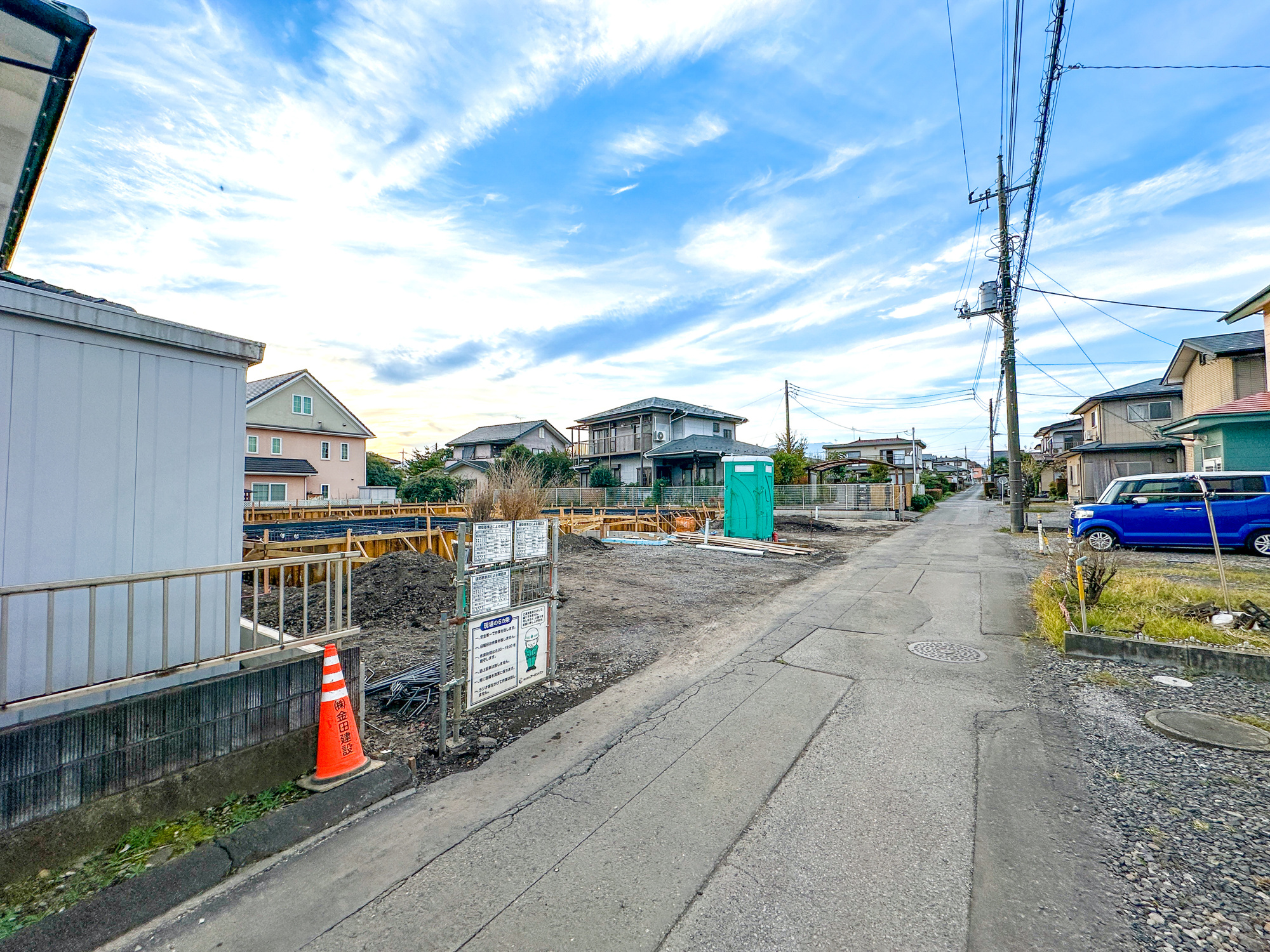 日光市土沢第２　新築住宅全３棟の前面道路含む現地写真|低層の一戸建てを中心とした街並みが整然と続き、周辺は高い建物が建っていないので、採光や開放性に恵まれ、空が広く緑の多い閑静な趣を感じる環境です。