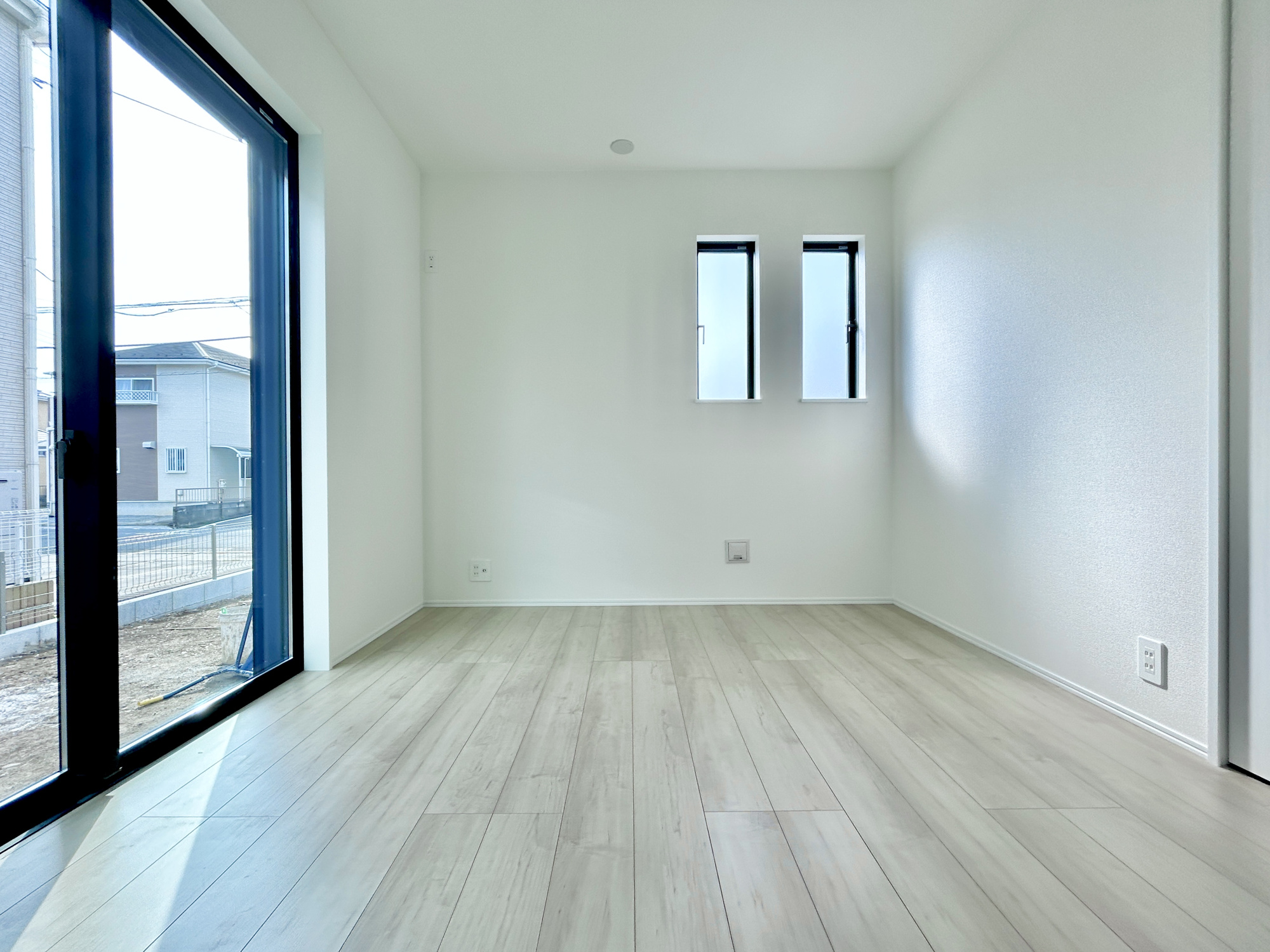 前橋市朝日が丘町　新築住宅全1棟の洋室|LDKと隣接した洋室。
リビングから目が届く場所なので、お子様の遊び部屋・お昼寝スペースとして使うのもオススメです♪