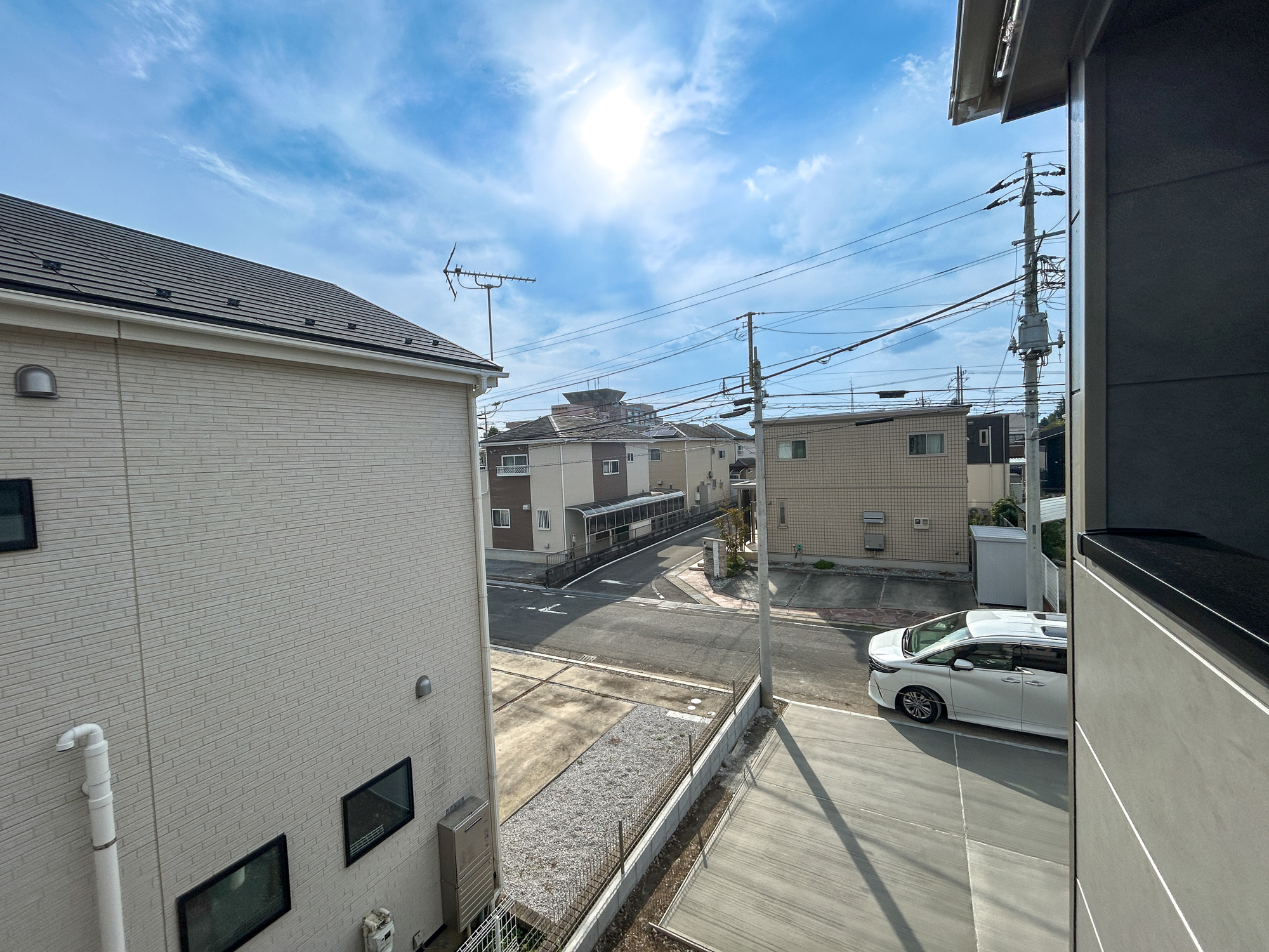 前橋市朝日が丘町　新築住宅全1棟の展望|閑静な住宅地で子育て家族にピッタリ。毎日のお散歩も快適な緑に恵まれたエリアで、自然に包まれた穏やかな暮らしを実現するための、ゆとりある住環境が整っています。緑の潤いを感じながらホッと生活できそう。