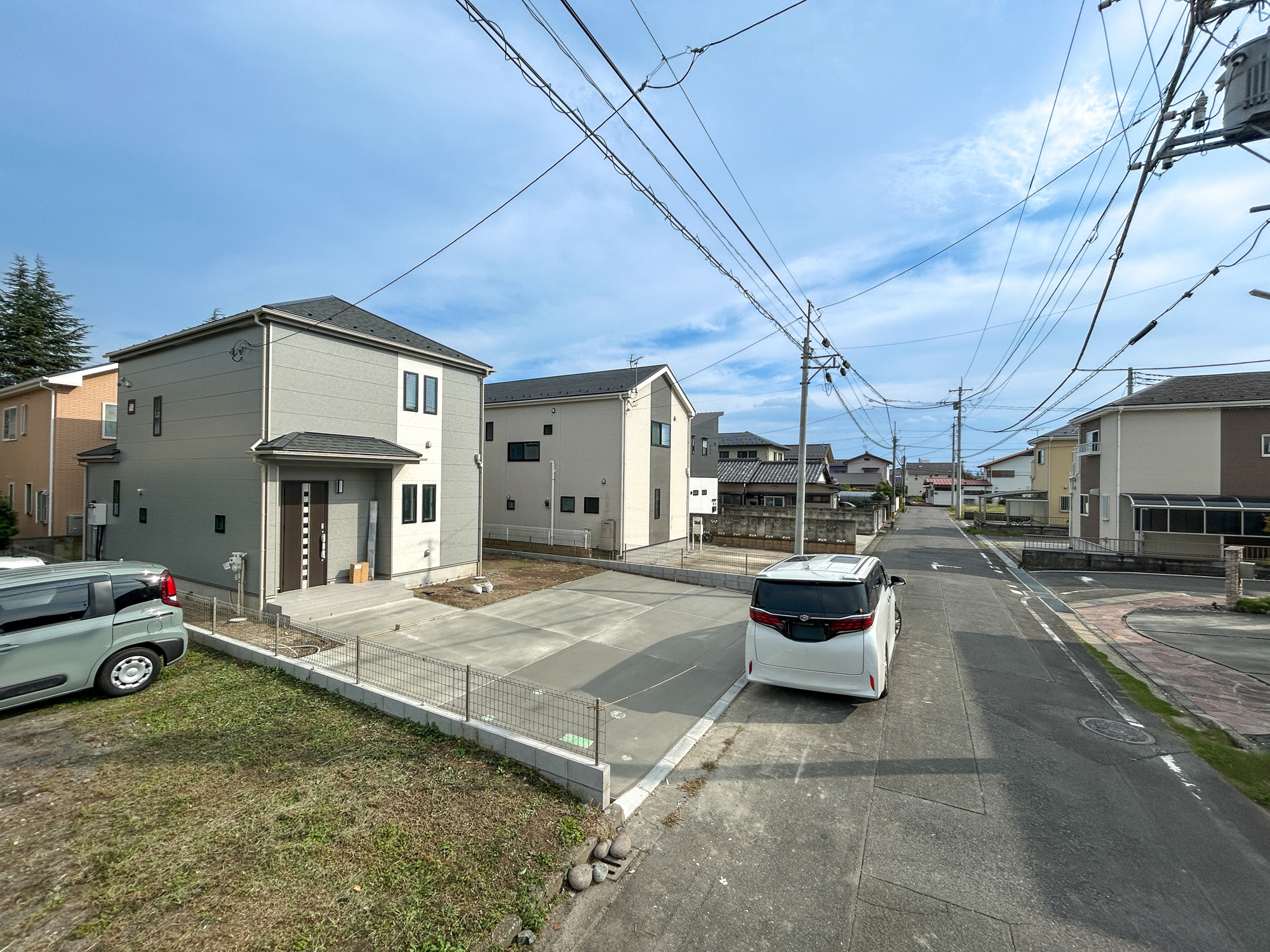 前橋市朝日が丘町　新築住宅全1棟の前面道路含む現地写真|閑静な住宅地で子育て家族にピッタリ。毎日のお散歩も快適な緑に恵まれたエリアで、自然に包まれた穏やかな暮らしを実現するための、ゆとりある住環境が整っています。

