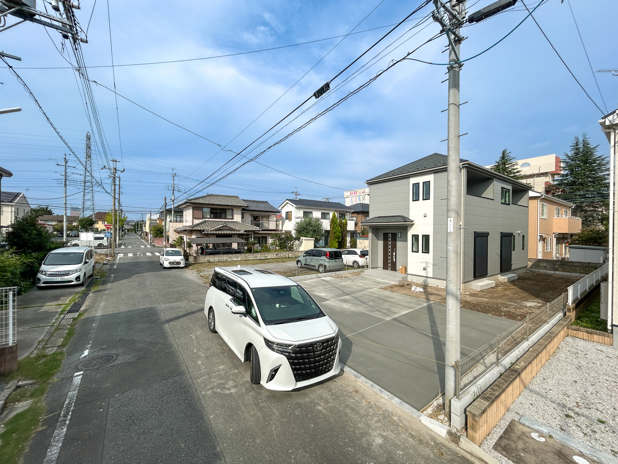 前橋市朝日が丘町　新築住宅全1棟の前面道路含む現地写真|低層の一戸建てを中心とした街並みが整然と続き、周辺は高い建物が建っていないので、採光や開放性に恵まれ、空が広く緑の多い閑静な趣を感じる環境です。

